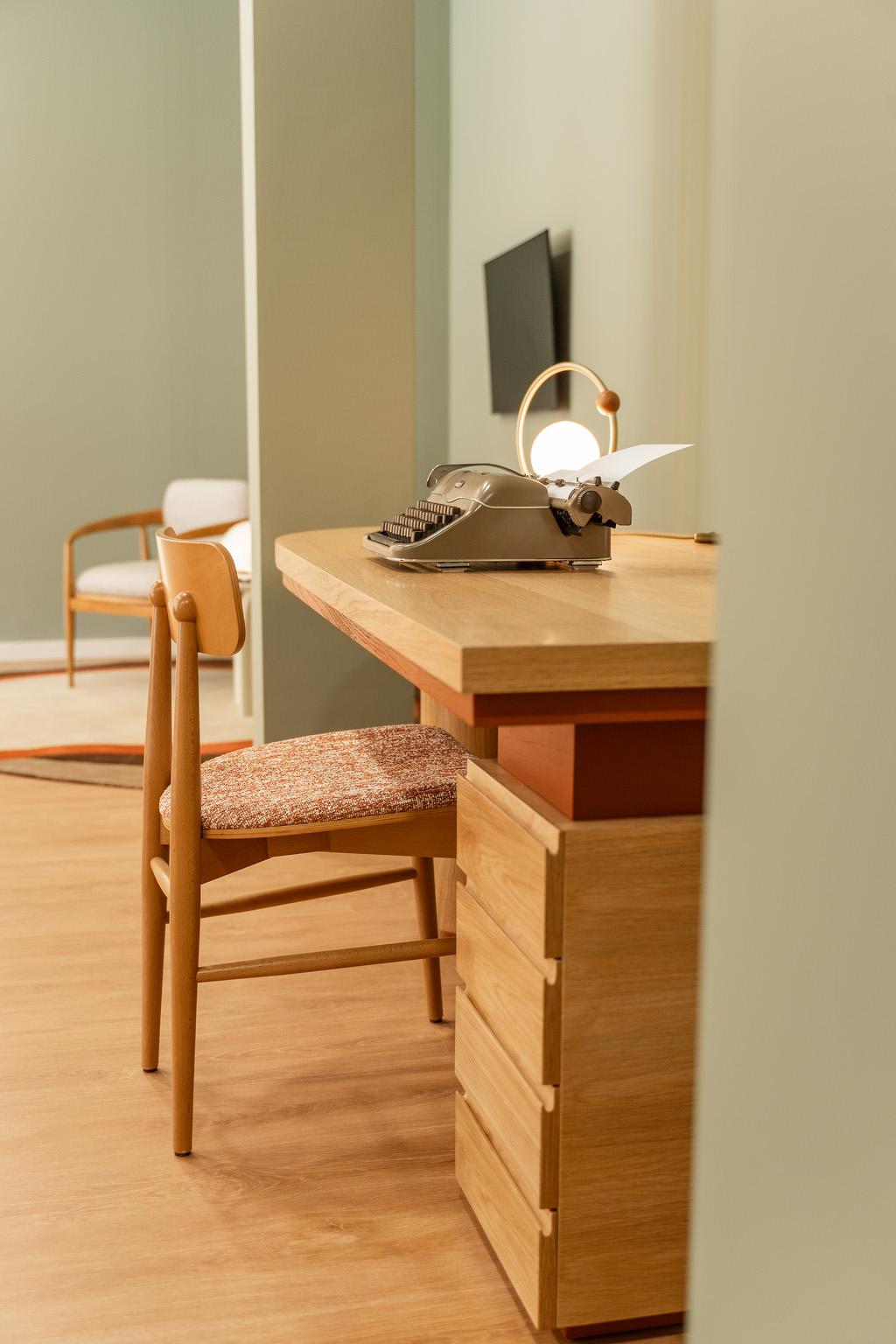 Moderne Bureau Natsu en chêne courbé avec accents laqués et rangement latéral en vente
