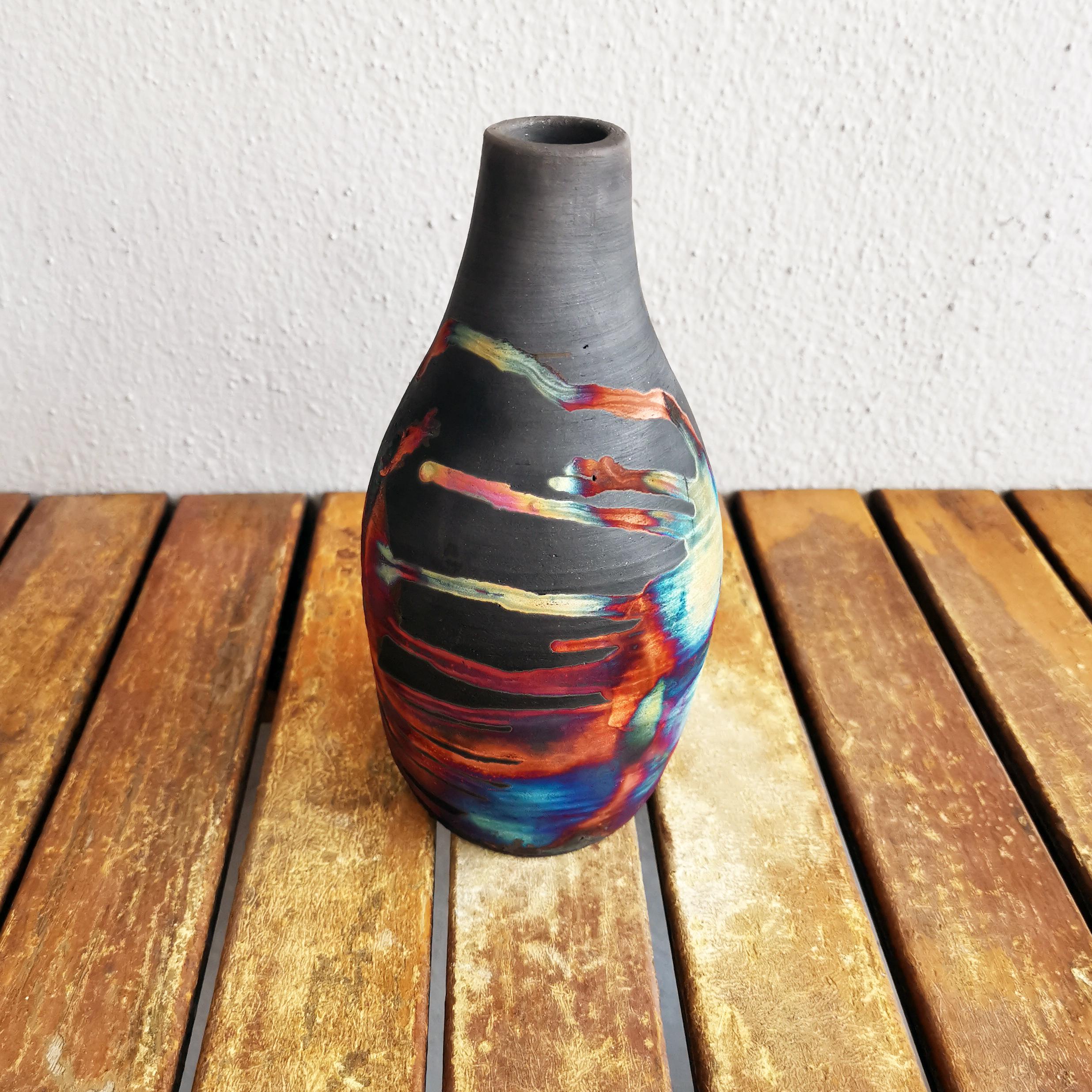 Natsu ( 夏 ) - (n) summer

Our Natsu vase is shaped almost like a soda bottle, evoking memories of summertime when it’s hot and all you would love to drink is ice-cold lemonade.

This piece would fit in very well with our Tsuri vase, Koban vase, Suzu