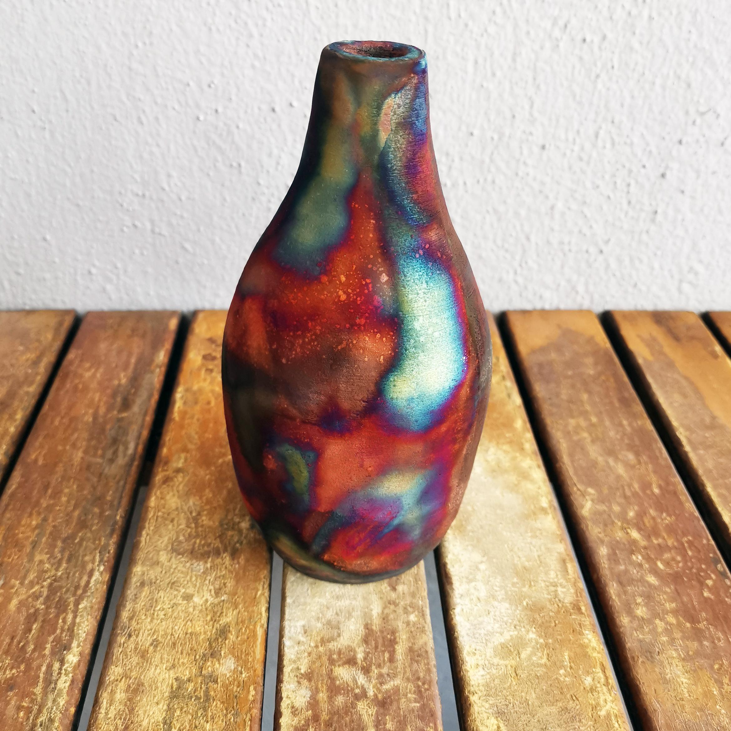 Natsu ( 夏 ) - (n) summer

Our Natsu vase is shaped almost like a soda bottle, evoking memories of summertime when it’s hot and all you would love to drink is ice-cold lemonade.

This piece would fit in very well with our Tsuri vase, Koban vase, Suzu