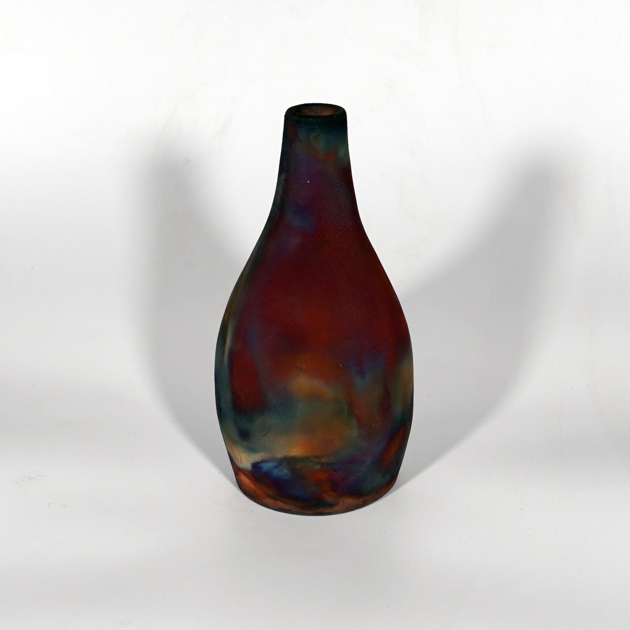 Natsu ( 夏 ) - (n) été

Notre vase Natsu a la forme d'une bouteille de soda, évoquant des souvenirs d'été lorsqu'il fait chaud et que tout ce que vous aimeriez boire est une limonade glacée.

Cette pièce s'accorderait très bien avec notre vase Tsuri,
