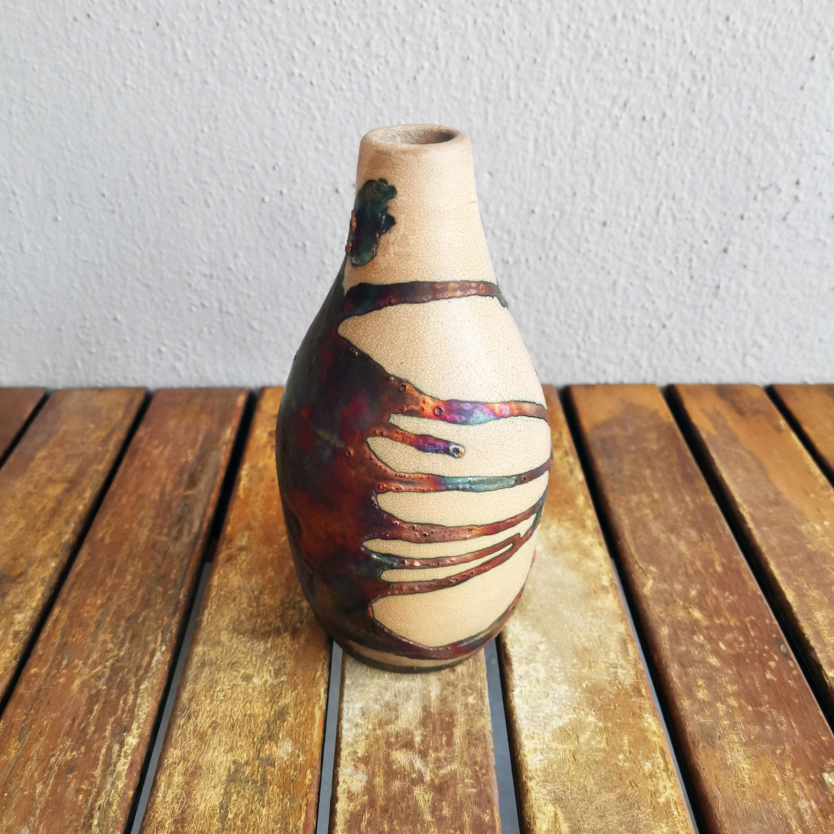 Natsu ( 夏 ) ~ (n) summer

Our Natsu vase is shaped almost like a soda bottle, evoking memories of summertime when it’s hot and all you would love to drink is ice-cold lemonade.

This piece would fit in very well with our Tsuri vase, Koban vase, Koi