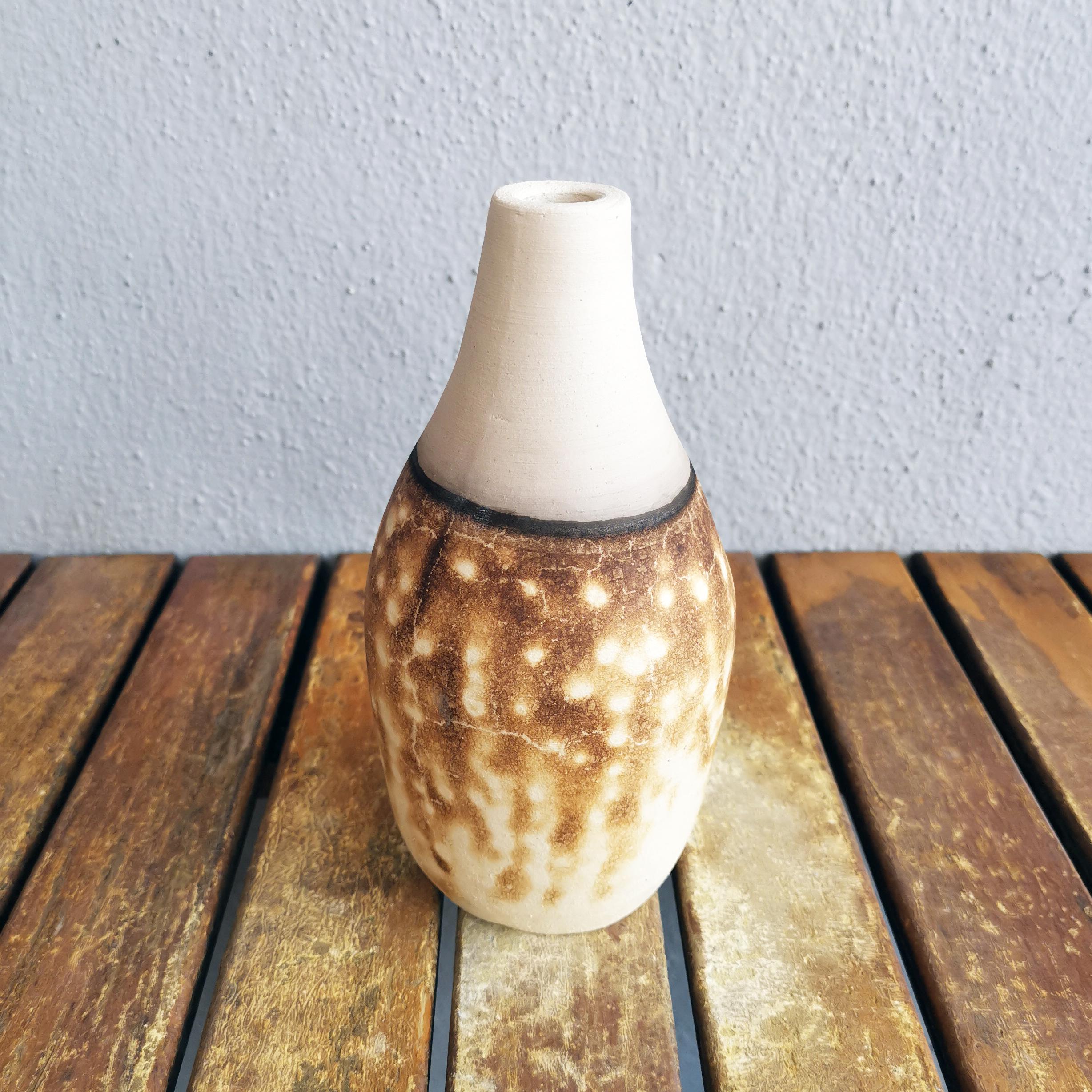Natsu ( 夏 ) - (n) Sommer

Unsere Vase Natsu ist fast wie eine Limonadenflasche geformt und weckt Erinnerungen an den Sommer, wenn es heiß ist und man am liebsten nur noch eiskalte Limonade trinken würde.

Dieses Stück würde sehr gut zu unserer