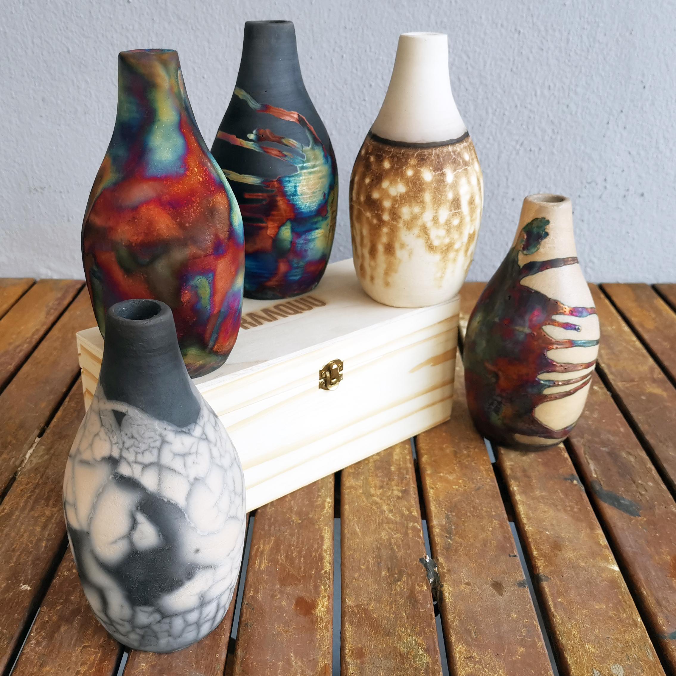 This is a gift box and the vase comes in a RAAQUU branded wooden pine box (9 in x 5.1 in x 5.1 in).

YOU GET :
1 Vase in the selected finish of your choice in a Wooden pine box with metal clasp.

Natsu ( ? ) ~ (n) summer

Our Natsu vase is shaped