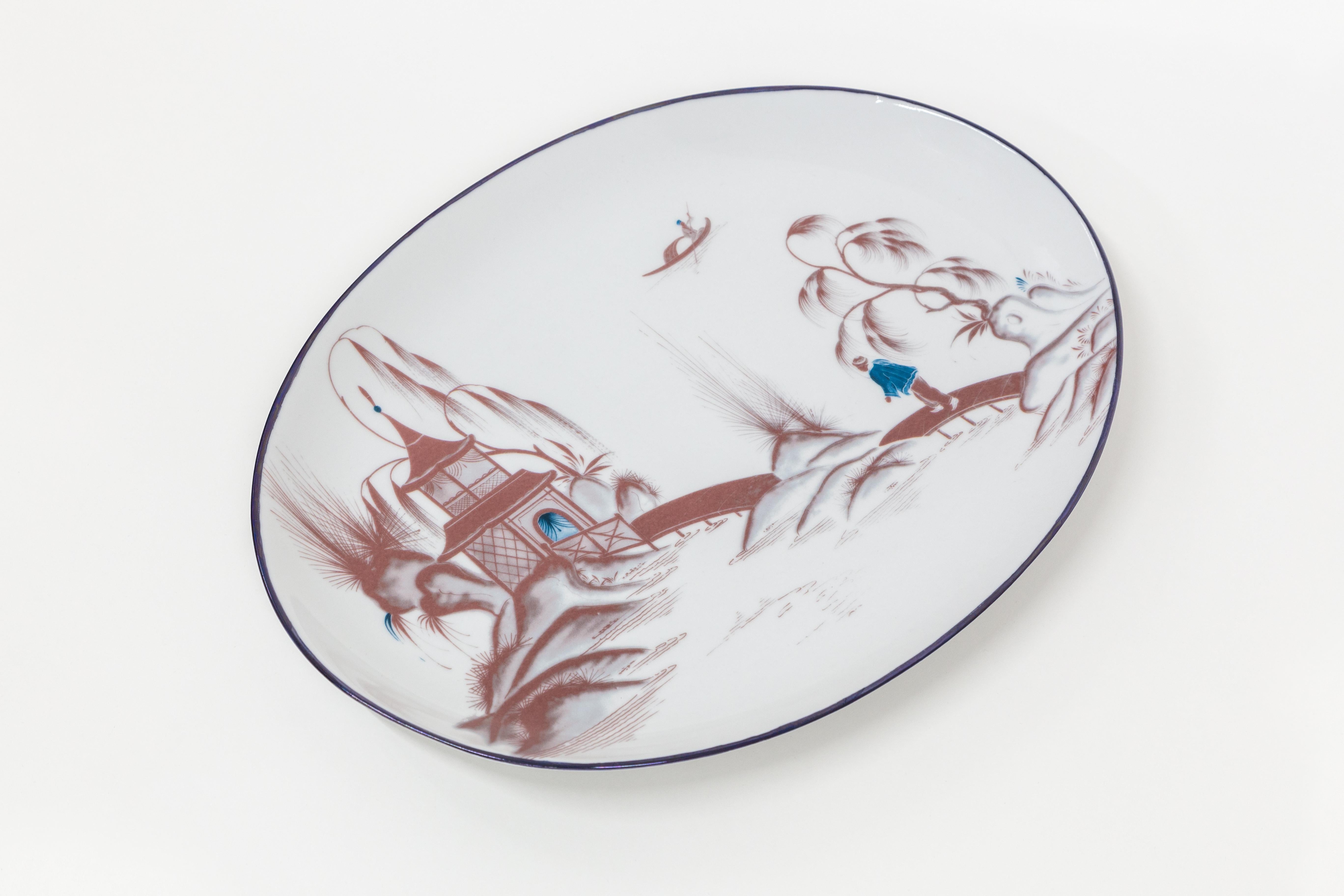 This 28x38cm oval tray is part of Natsumi collection by Grand Tour by Vito Nesta. The classic and versatile shape is a must-have inside any home to embellish a table or beautify a wall. The star of this tray is a Japanese jumper lying on a pond.The
