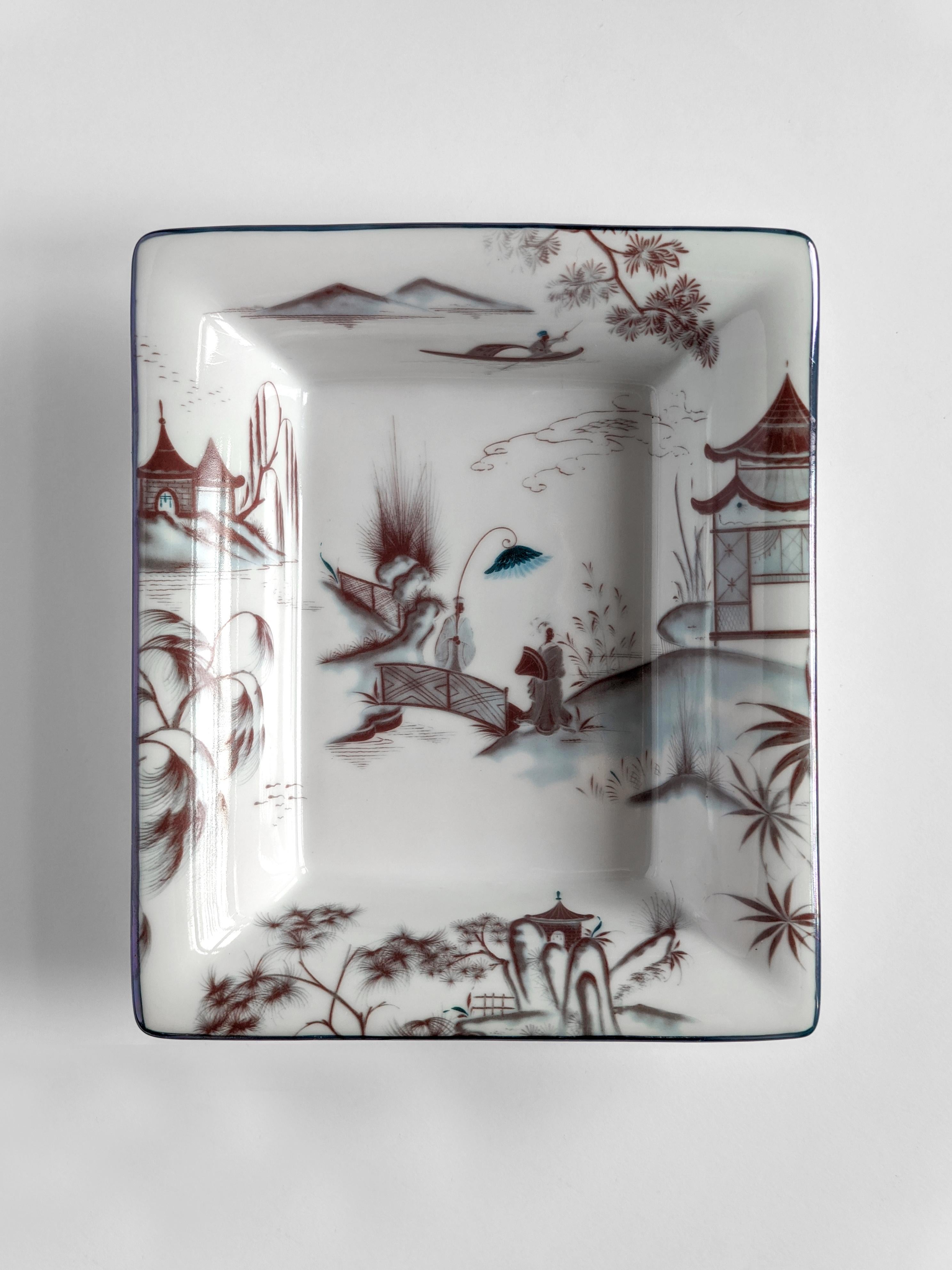 Ein Set aus zwei Porzellan-Taschenentleerern/Aschenbechern mit klassischer Form und einzigartigem Druckdesign. Die Natsumi-Vase ruft traumhafte Bilder japanischer Landschaften hervor. In der Imari-Tradition gefertigt, ist die dominierende Farbe
