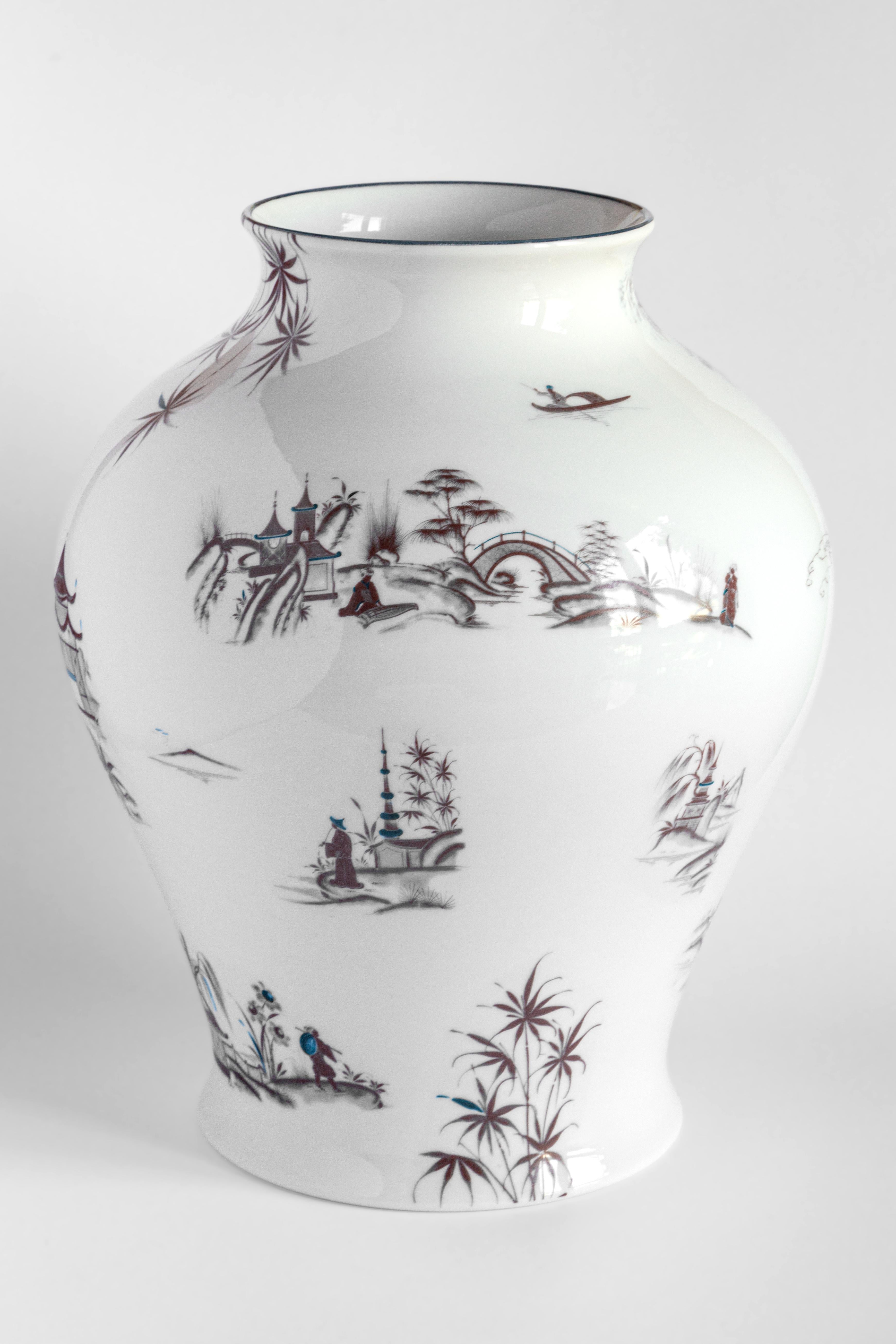 Le design classique de ce vase en porcelaine revient à la vie avec des décorations rétro à saveur contemporaine. Le vase Natsumi évoque des images oniriques de paysages japonais. Rendu dans la tradition Imari, la palette de couleurs du vase,