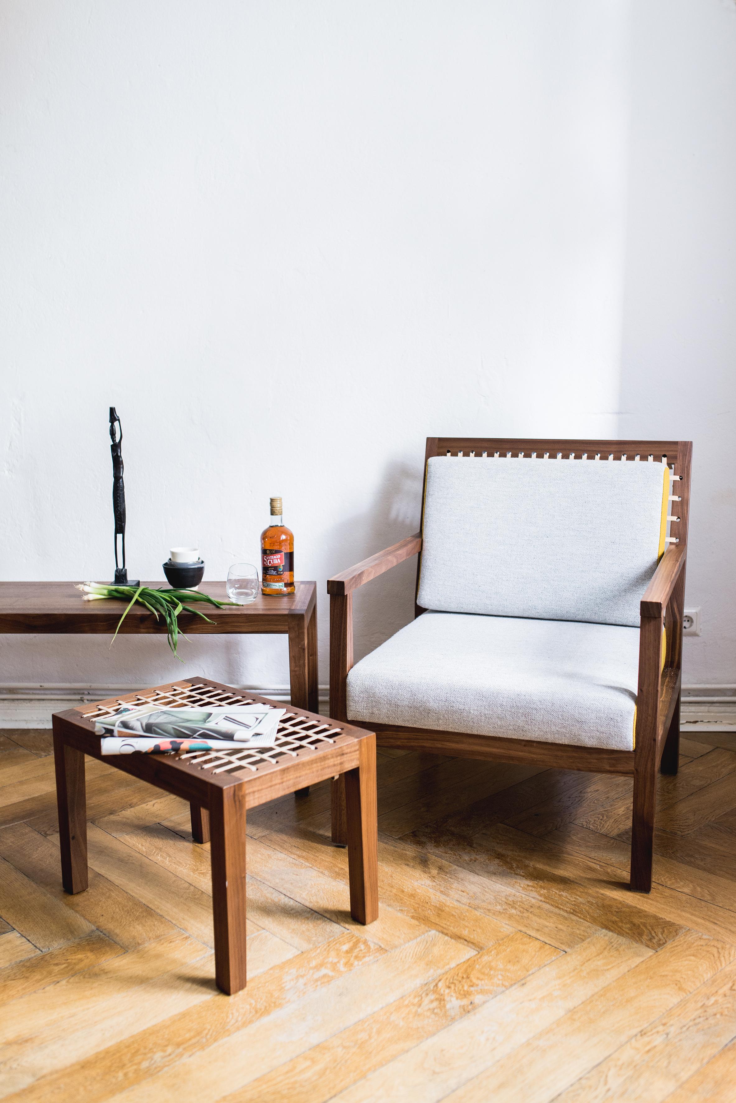 Sillón Natú de Frau Caze
Dimensiones: P 74 x An 68 x Al 82 cm.
Materiales: Nogal aceitado, Kvadrat, cuero.

El Sillón y el Sofá Natú se inspiraron en los paisajes frescos y pedregosos de Bolivia y Argentina. El marco clásico de nogal y la silueta