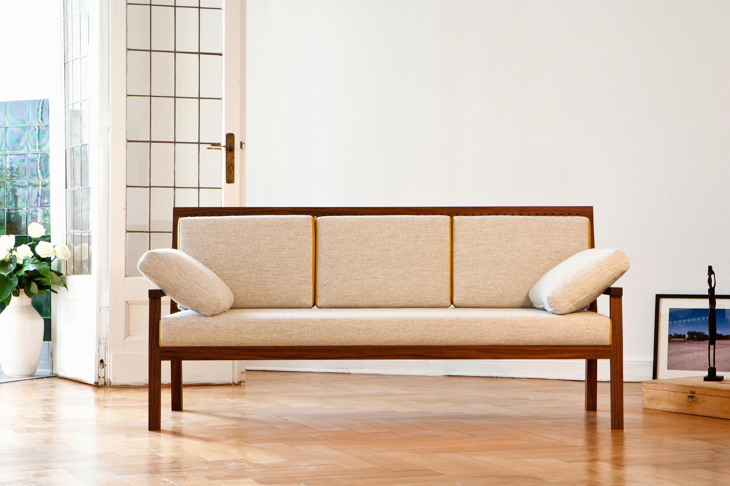 Canapé Natú de Frau Caze
Dimensions : D 74 x L 182 x H 84 cm.
MATERIAL : Noyer huilé, Kvadrat, cuir.

Sofa Natú a été inspiré par les paysages frais et rocailleux de Bolivie et d'Argentine. Le cadre classique en noyer et la silhouette épurée font