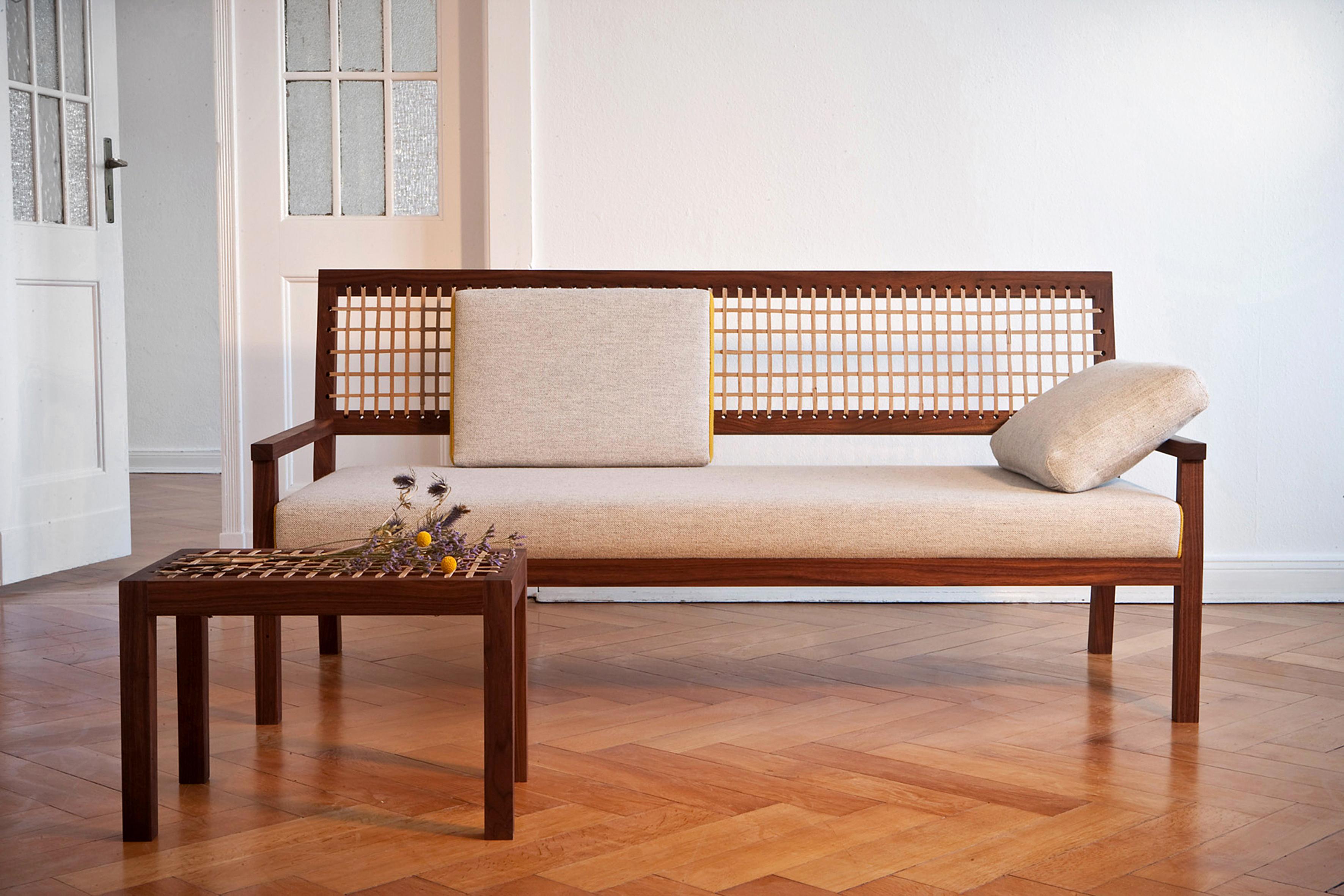 Natú Hocker von Frau Caze
Abmessungen: T 35 x B 54 x H 36,5 cm.
MATERIALIEN: Geölter Nussbaum, Naturleder.


Obwohl sie seit vielen Jahren in Berlin lebt, ist Carolin - die Designerin hinter Frau Caze, wobei 