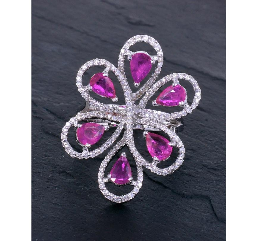 Questo anello è realizzato in oro bianco massiccio a 18 carati ed è incastonato con diamanti naturali. I diamanti sono incastonati a fiore. L'anello è un gioiello bellissimo e unico che si aggiunge a qualsiasi collezione.

Specifiche

Dimensioni: