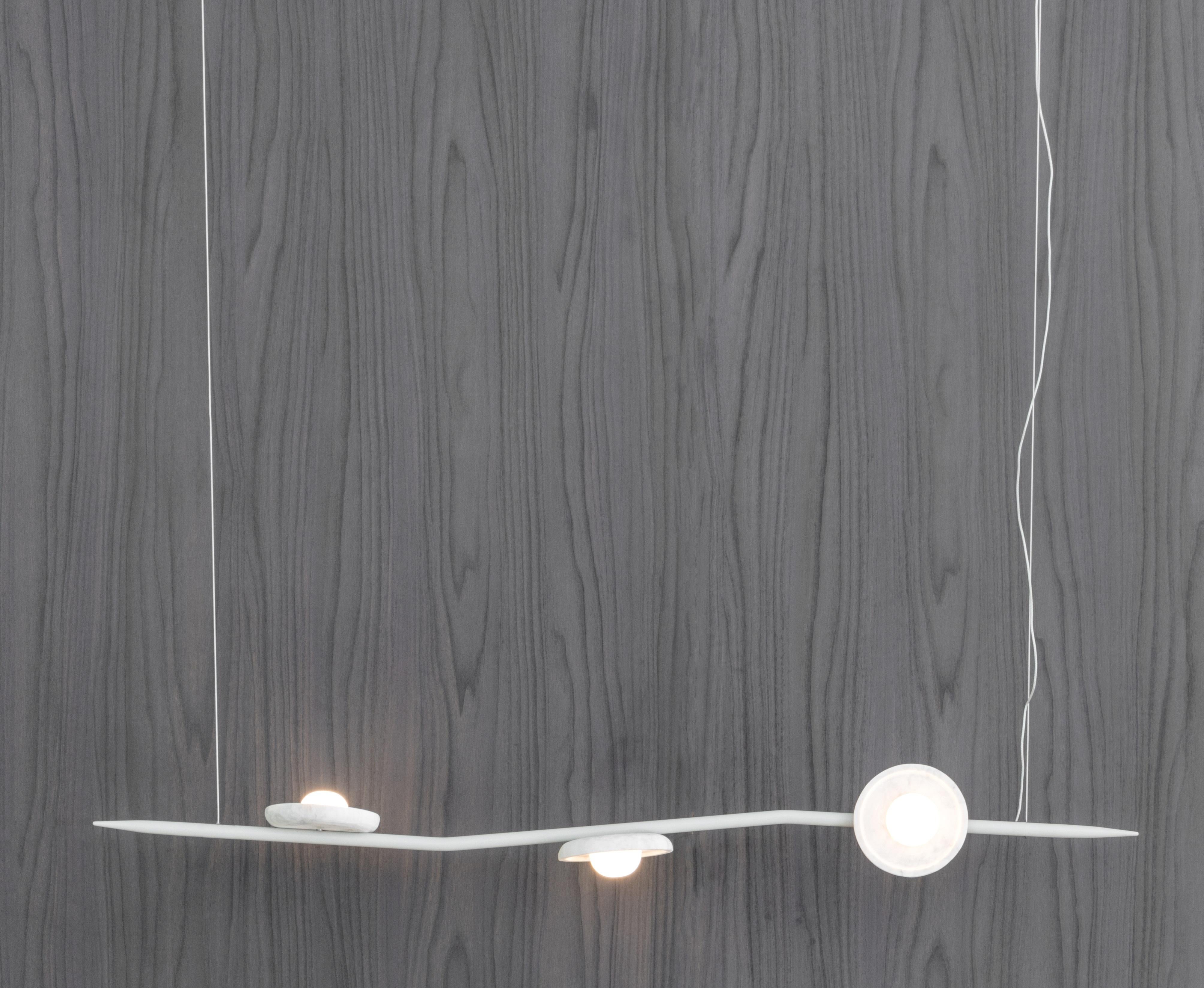 Lampada a sospensione orizzontale 120 Natura di WJ Luminaire
Dimensioni: Ø 120 x H. 500 cm. 
Materiali: Alluminio e travertino romano.

Disponibile in diverse opzioni di colore dell'alluminio. Disponibile in due diverse dimensioni. La lunghezza del