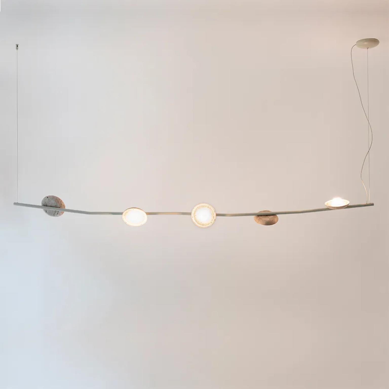 Lampada a sospensione orizzontale 190 Natura di WJ Luminaire
Dimensioni: Ø 190 x H. 500 cm. 
Materiali: Alluminio e travertino romano.

Disponibile in diverse opzioni di colore dell'alluminio. Disponibile in due diverse dimensioni. La lunghezza del