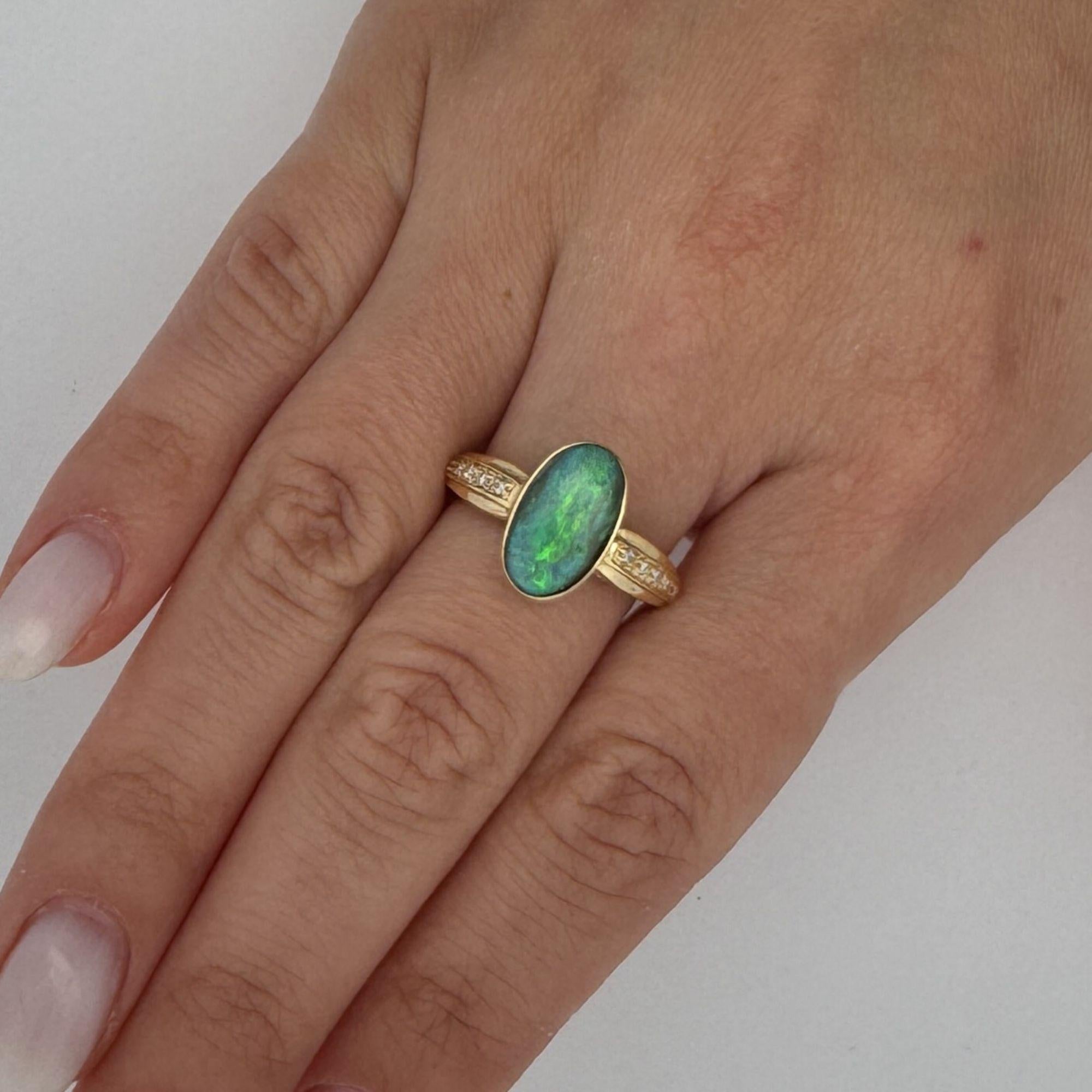Art déco Bague en or jaune 18 carats et 14 carats, diamant naturel de 0,12 carat et doublet d'opale noire en vente