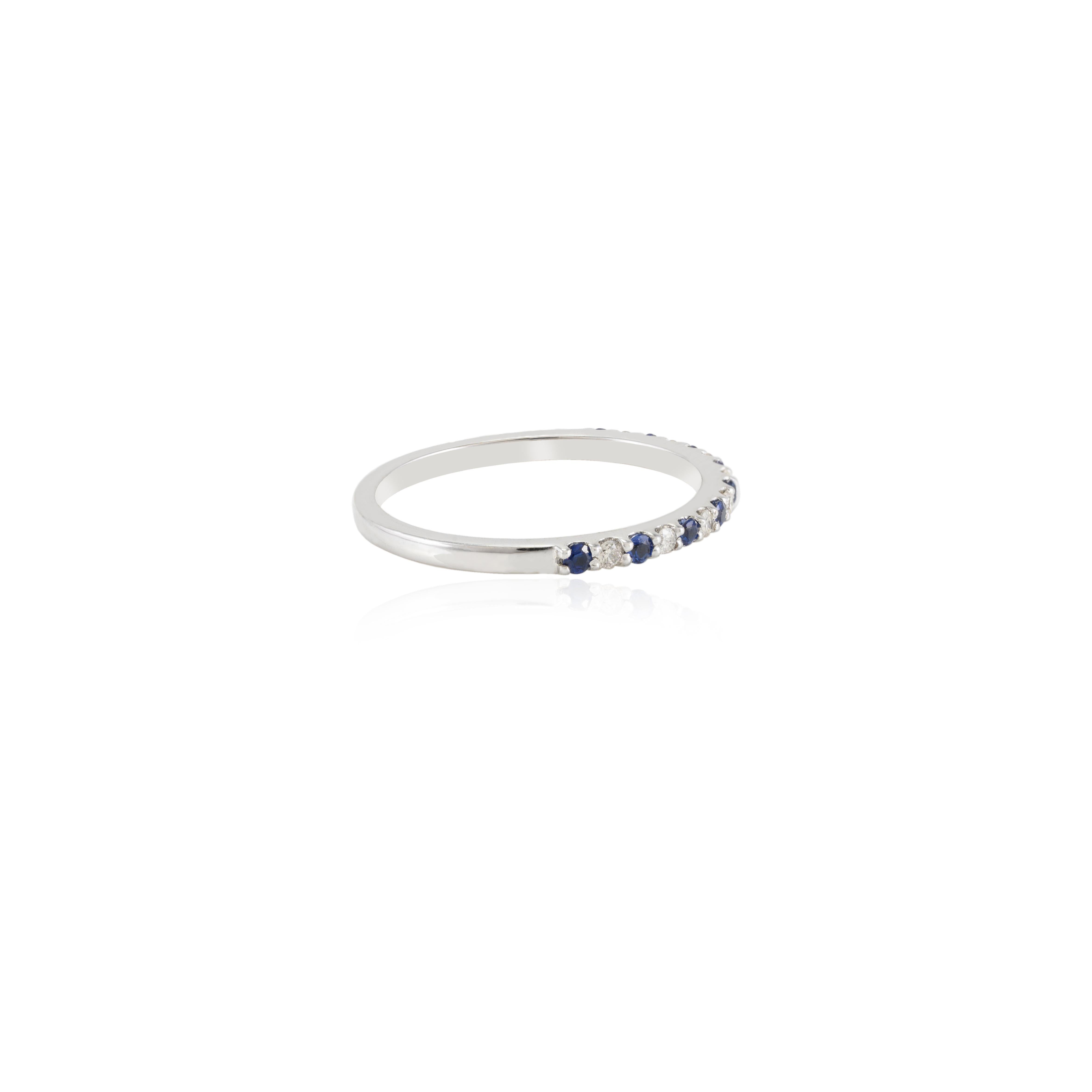 Im Angebot: Halb-Eternity-Ring aus 18 Karat Weißgold mit natürlichem blauem Saphir im Rundschliff und Diamanten () 2