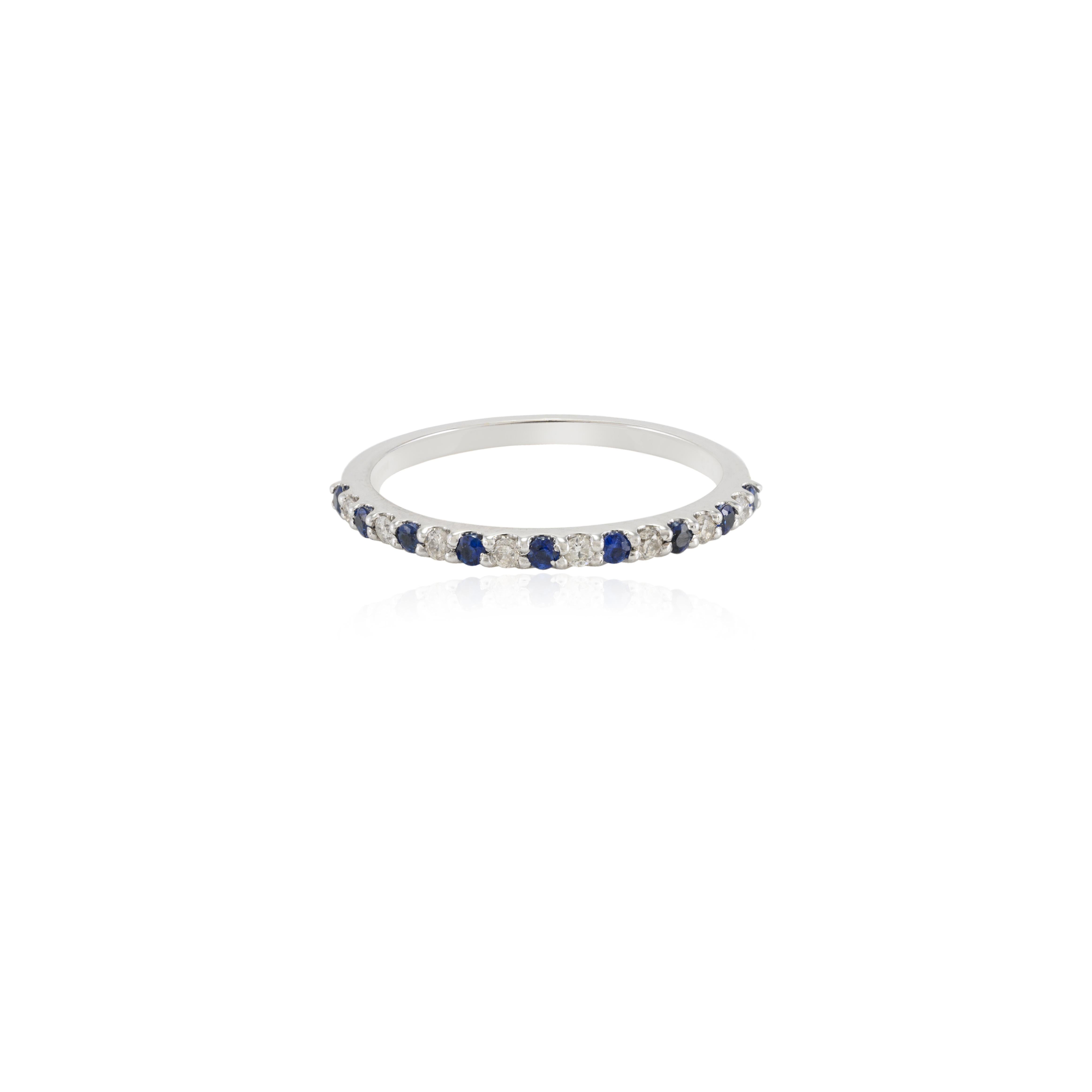Im Angebot: Halb-Eternity-Ring aus 18 Karat Weißgold mit natürlichem blauem Saphir im Rundschliff und Diamanten () 4