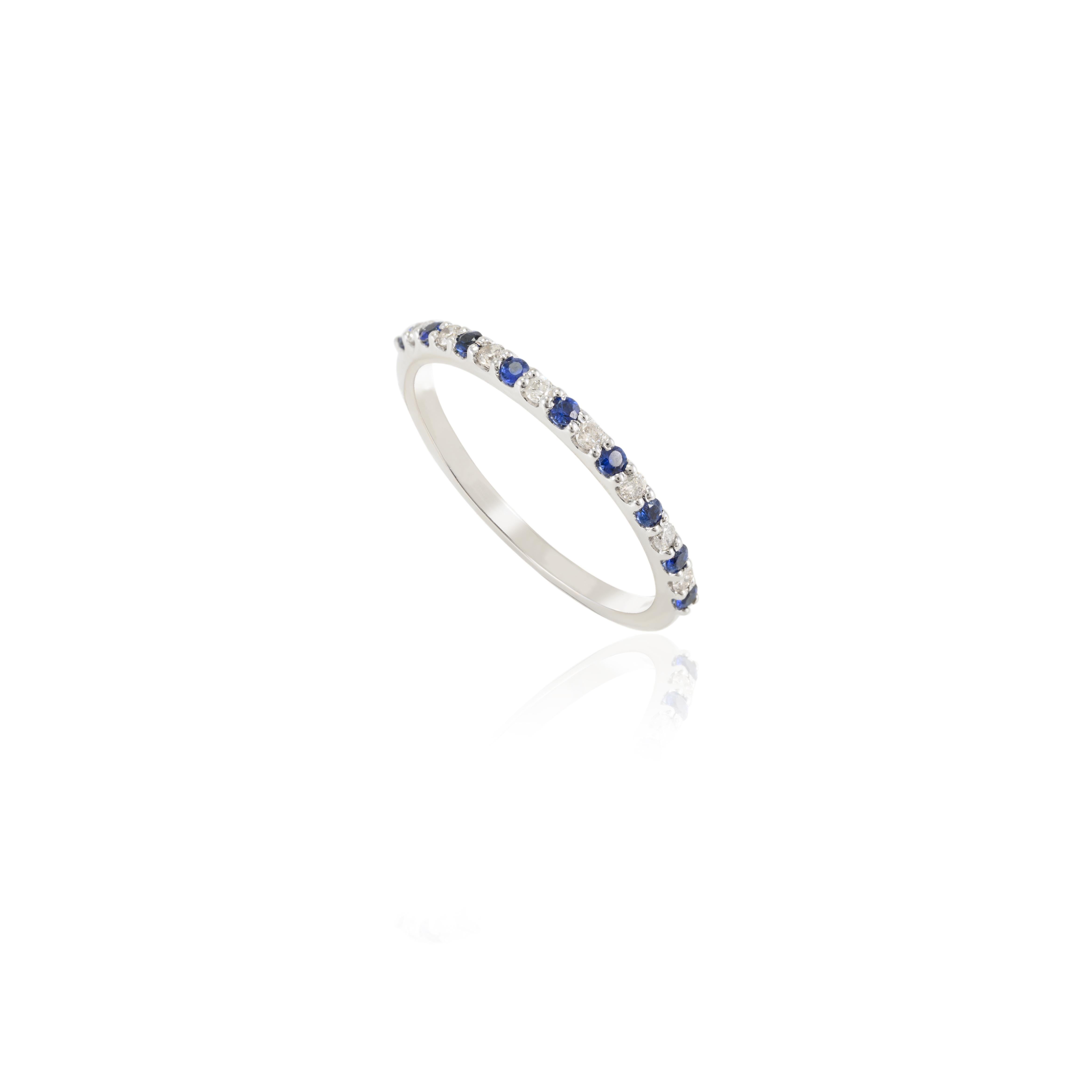 Im Angebot: Halb-Eternity-Ring aus 18 Karat Weißgold mit natürlichem blauem Saphir im Rundschliff und Diamanten () 5