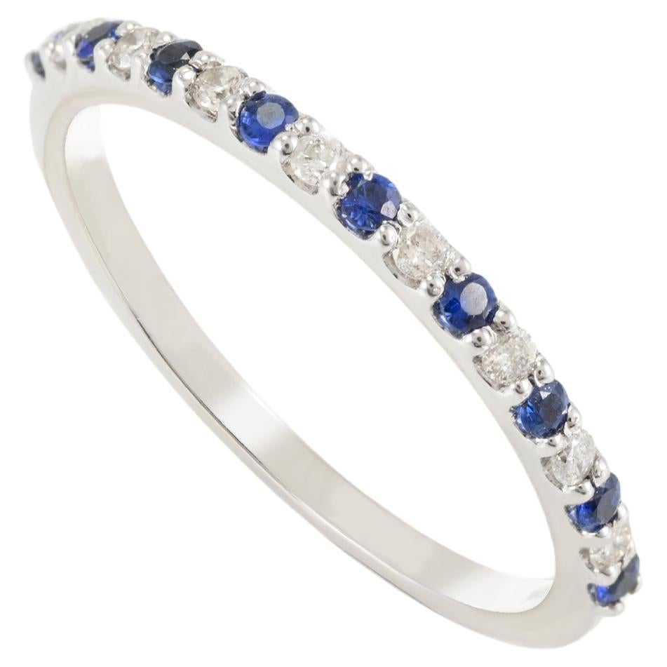 Anneau d'éternité en or blanc 18 carats avec saphir bleu naturel de taille ronde et diamants