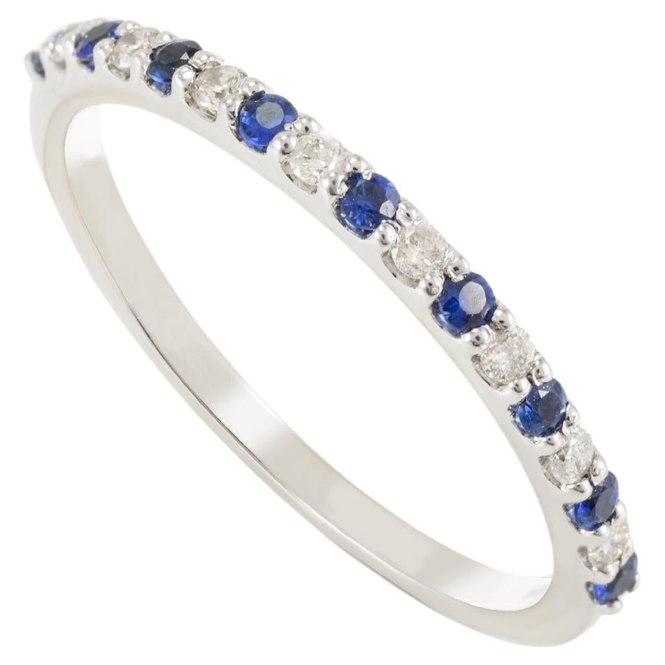 Halb-Eternity-Ring aus 18 Karat Weißgold mit natürlichem blauem Saphir im Rundschliff und Diamanten