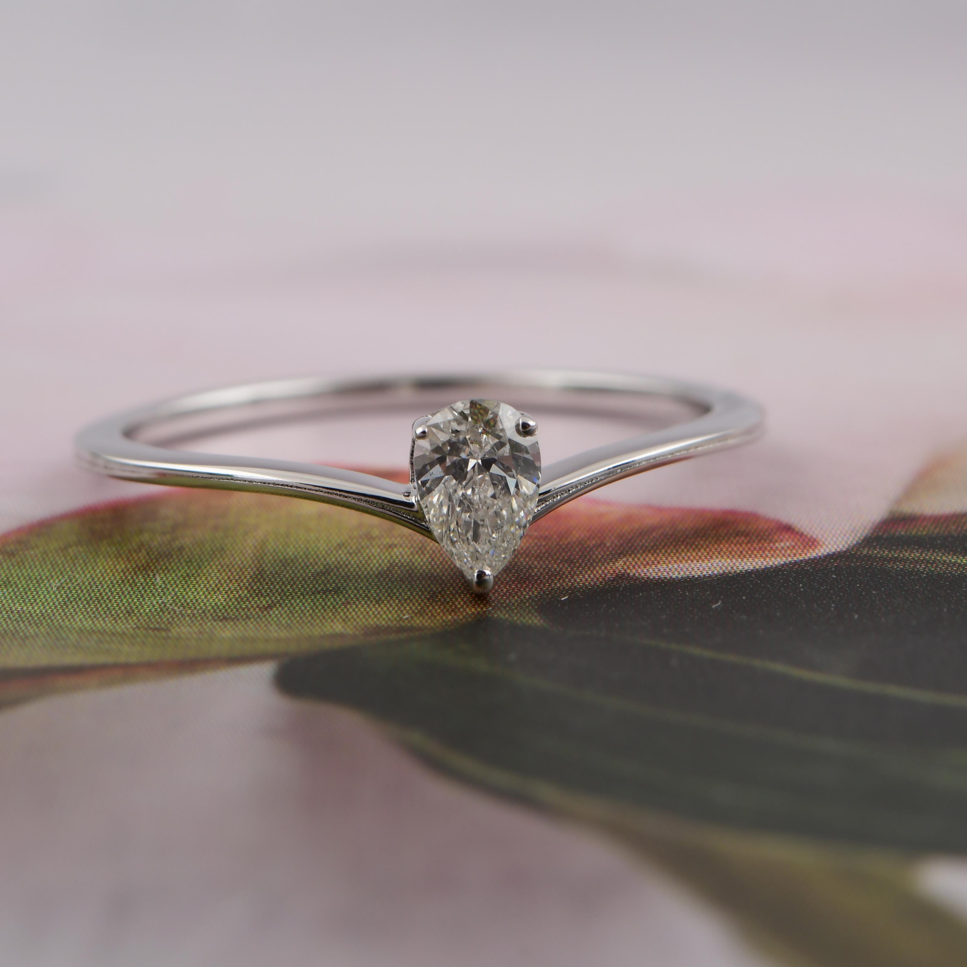Moderne Bague en or blanc 18 carats avec diamant poire certifié SGL SI/HI de 0,23 carat en vente