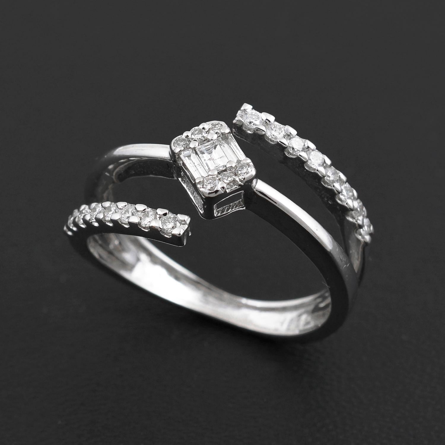Modern Natural 0.30 Carat Baguette Diamond Pave Spiral Ring 18 Karat White Gold Jewelry For Sale