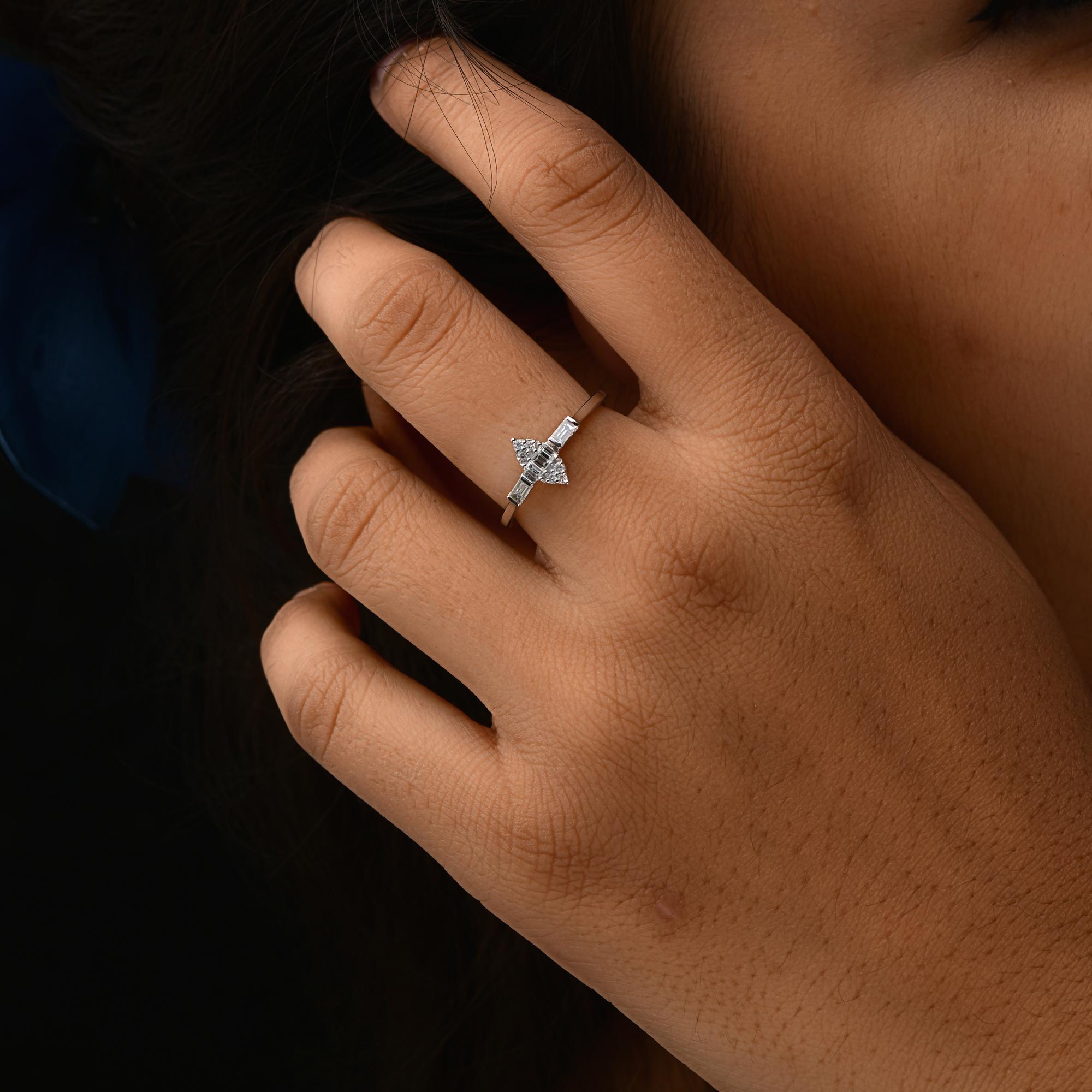 Modern Natural 0.31 Carat SI/H Baguette Round Diamond Ring 18 Karat White Gold Jewelry For Sale