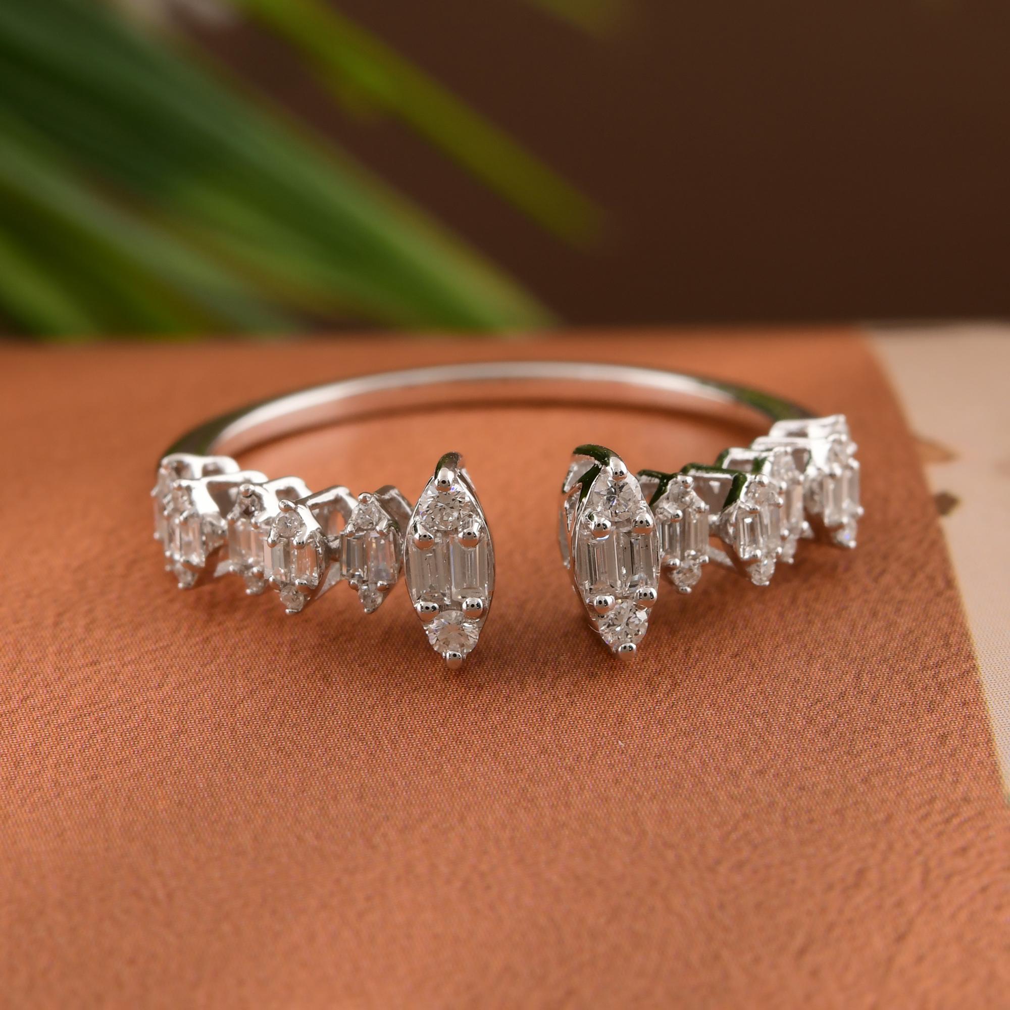 Bague manchette en or blanc 18 carats avec diamants ronds baguettes SI/H de 0,32 carat Neuf - En vente à Diera, Dubai