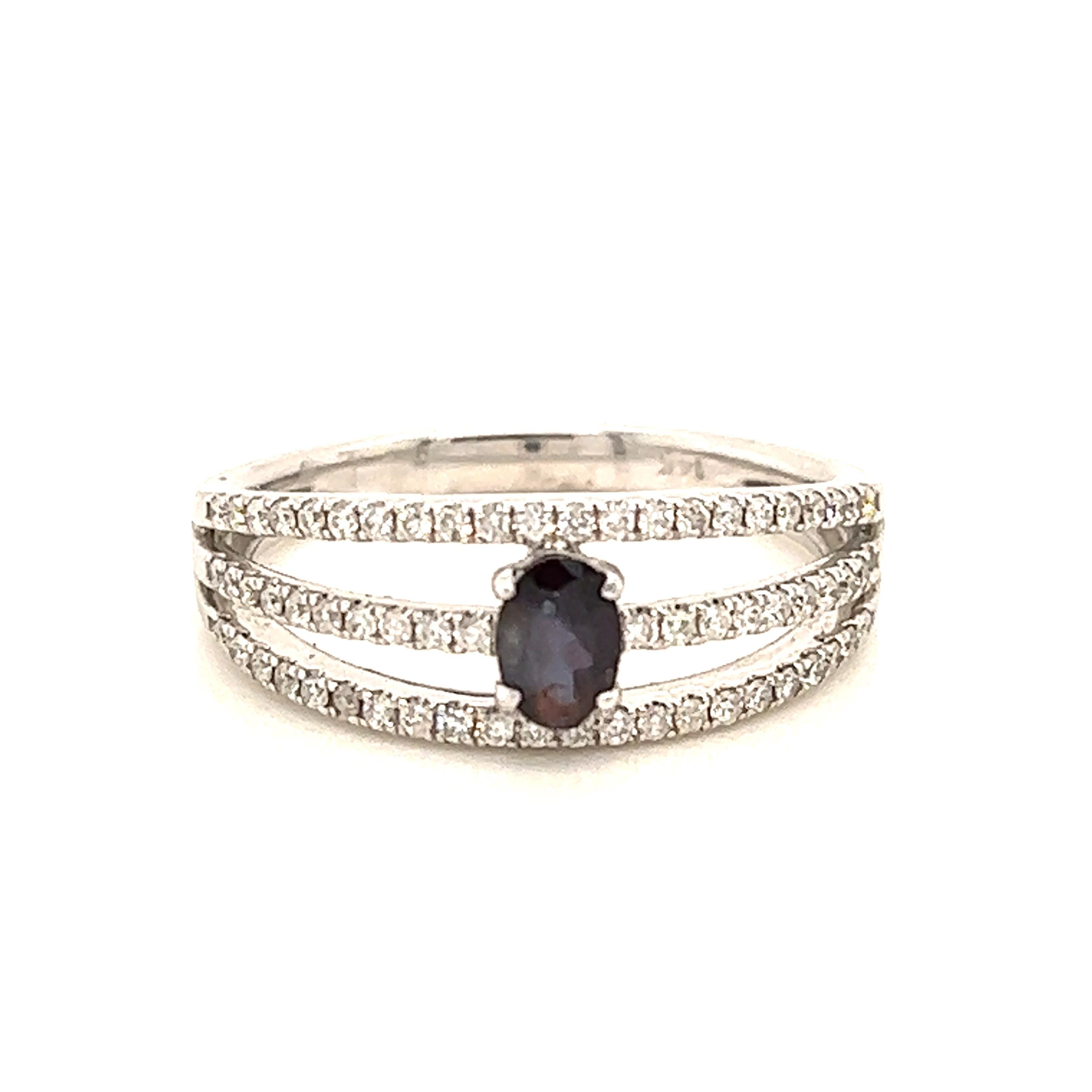 Dies ist ein wunderschöner ovaler Alexandrit in AAA-Qualität, der von zierlichen Diamanten umgeben ist und in einer Weißgoldfassung im Vintage-Stil gefasst ist. Dieser Ring zeigt einen natürlichen 0,34 Karat schweren Alexandrit, der von weißen