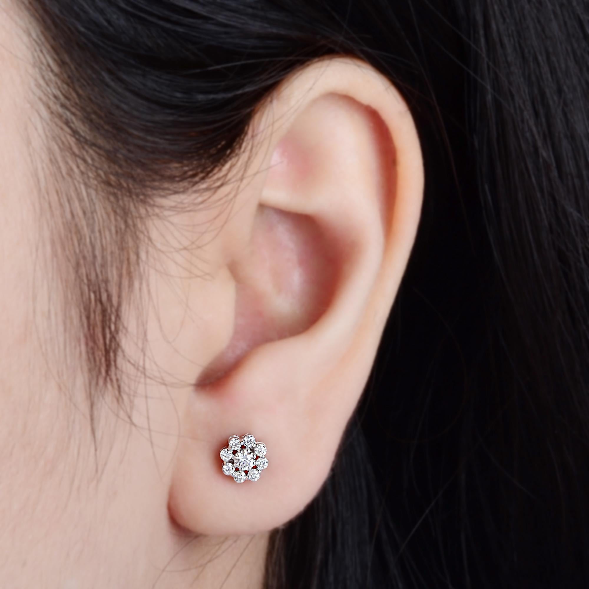 Moderne Clous d'oreilles fleur en or blanc 10 carats avec diamants pavés naturels 0,36 carat SI/HI en vente