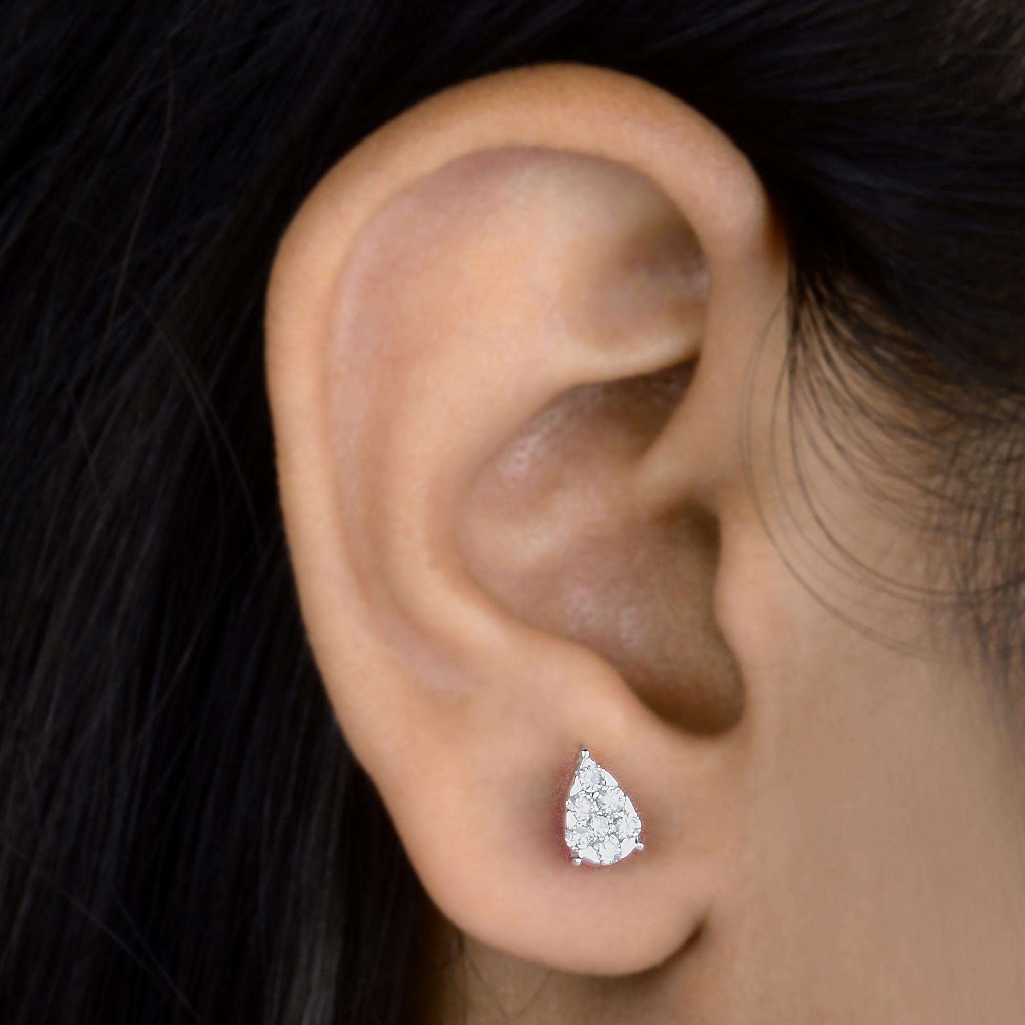 Taille ronde Clous d'oreilles en or blanc 10 carats avec diamants naturels pavés de 0,39 carat en vente