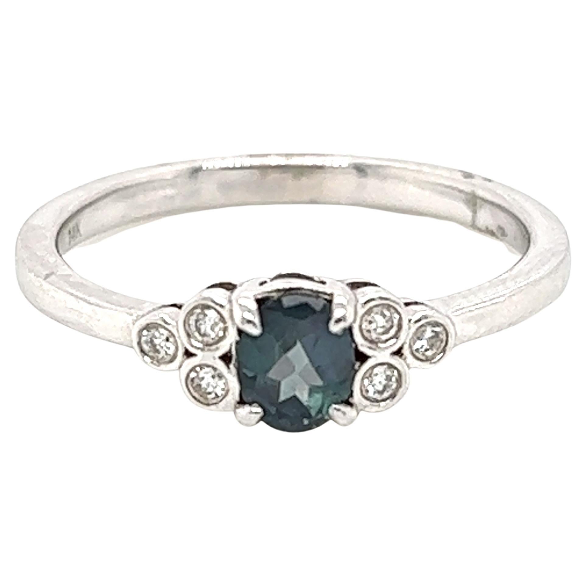 Anello vintage con alessandrite brasiliana e diamanti da 0.39 carati naturali