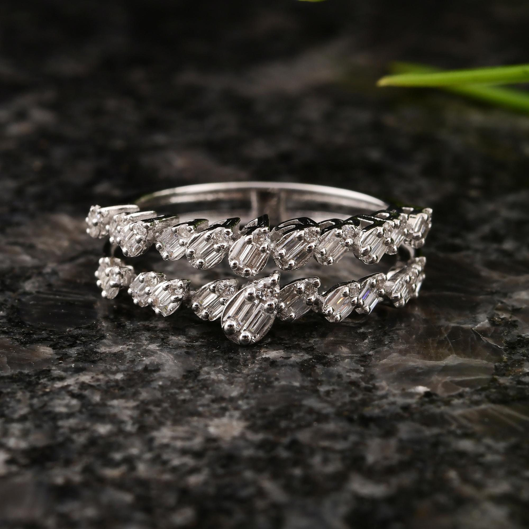 Anello con diamante naturale da 0,40 carati SI/H a forma di baguette Gioielli in oro bianco 18 carati In condizioni Nuovo in vendita a Diera, Dubai
