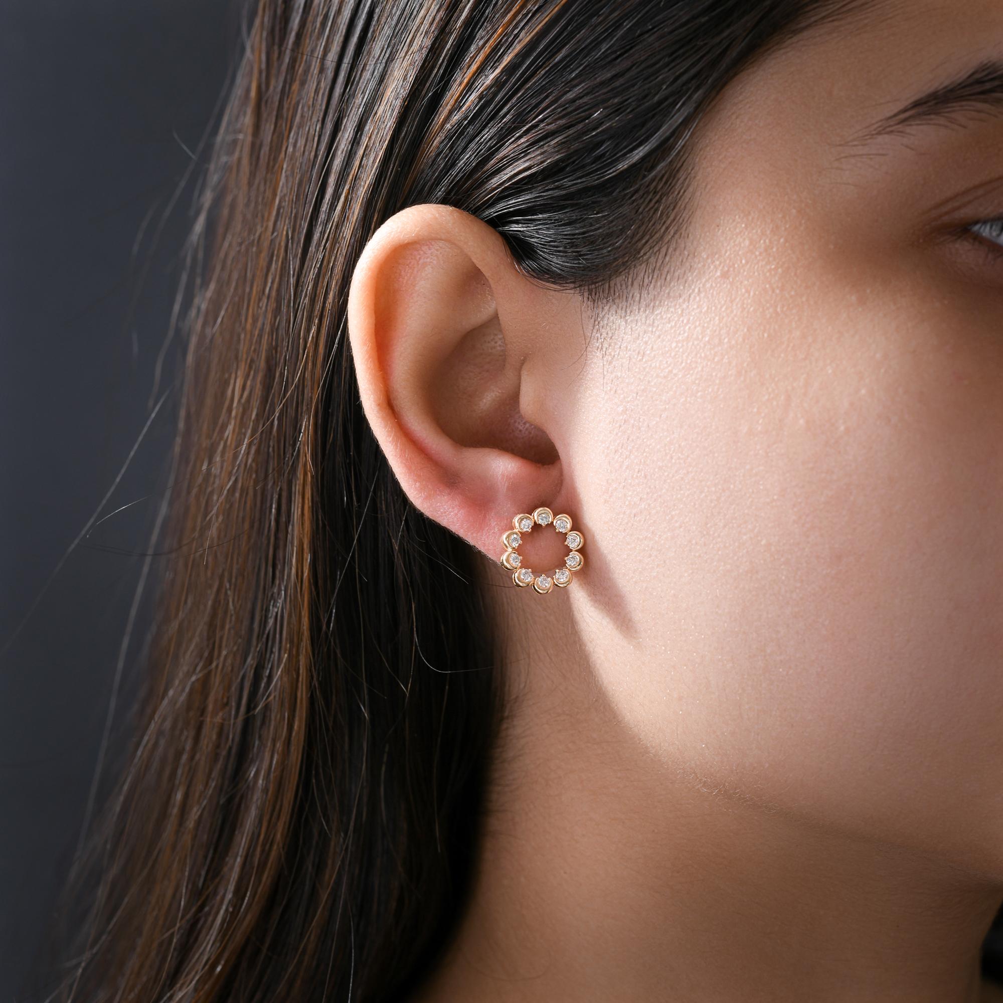 Realza tu elegancia con estos Pendientes Finos de Diamante Natural, exquisitamente elaborados en Oro Amarillo de 9 Kilates. Adornados con 0,41 quilates de diamantes naturales talla brillante, estos pendientes capturan la luz maravillosamente,