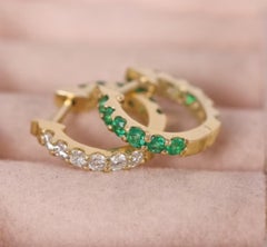 Orecchino con smeraldo naturale da 0,41 carati e diamante da 0,42 carati in oro 14k
