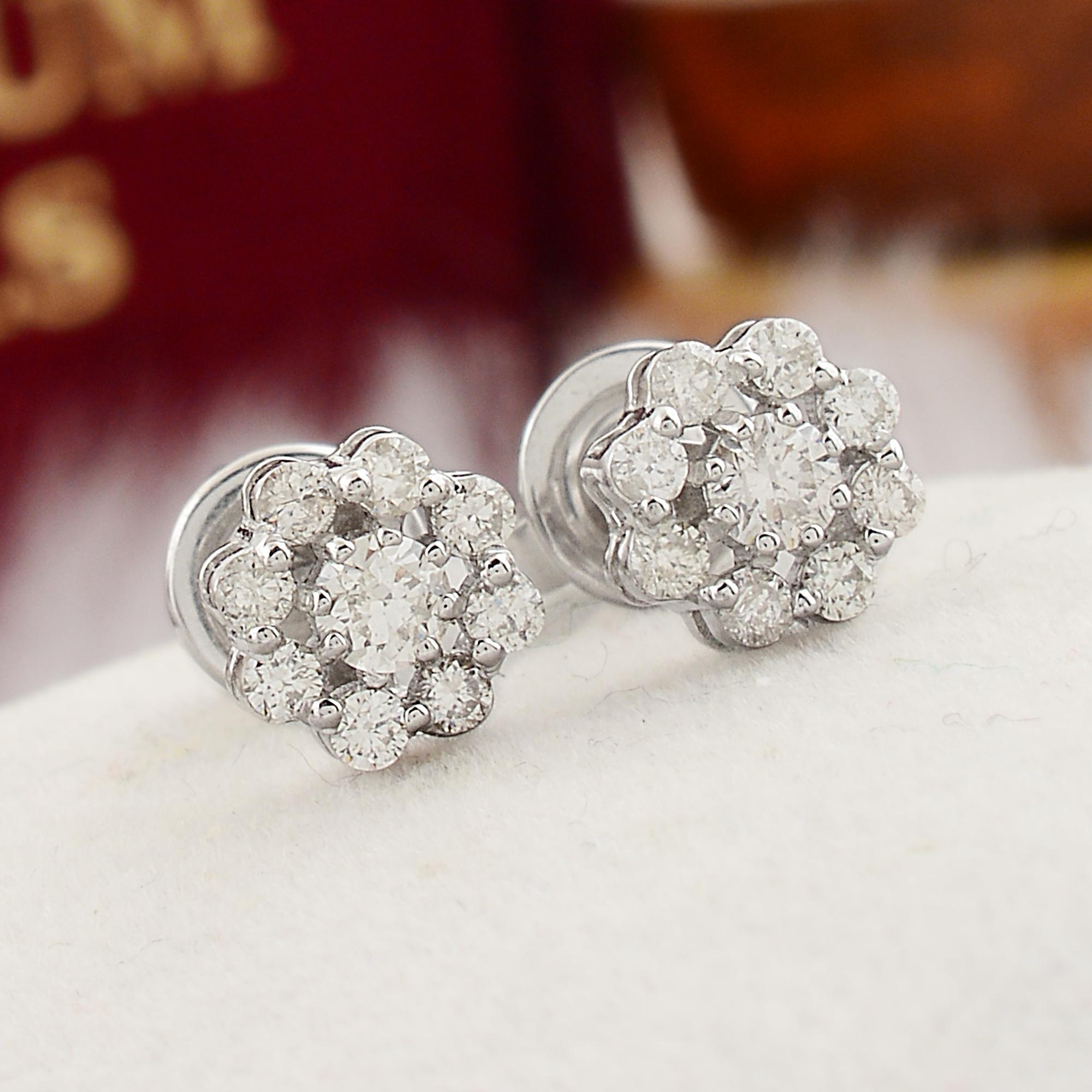 Erhöhen Sie Ihren Stil mit diesen bezaubernden natürlichen 0,46 Karat SI/HI Pave Diamond Stud Flower Earrings, die in glänzendem 10 Karat Weißgold gefertigt sind. Diese exquisiten Ohrringe zelebrieren Eleganz und Anmut und sind dazu bestimmt, ein