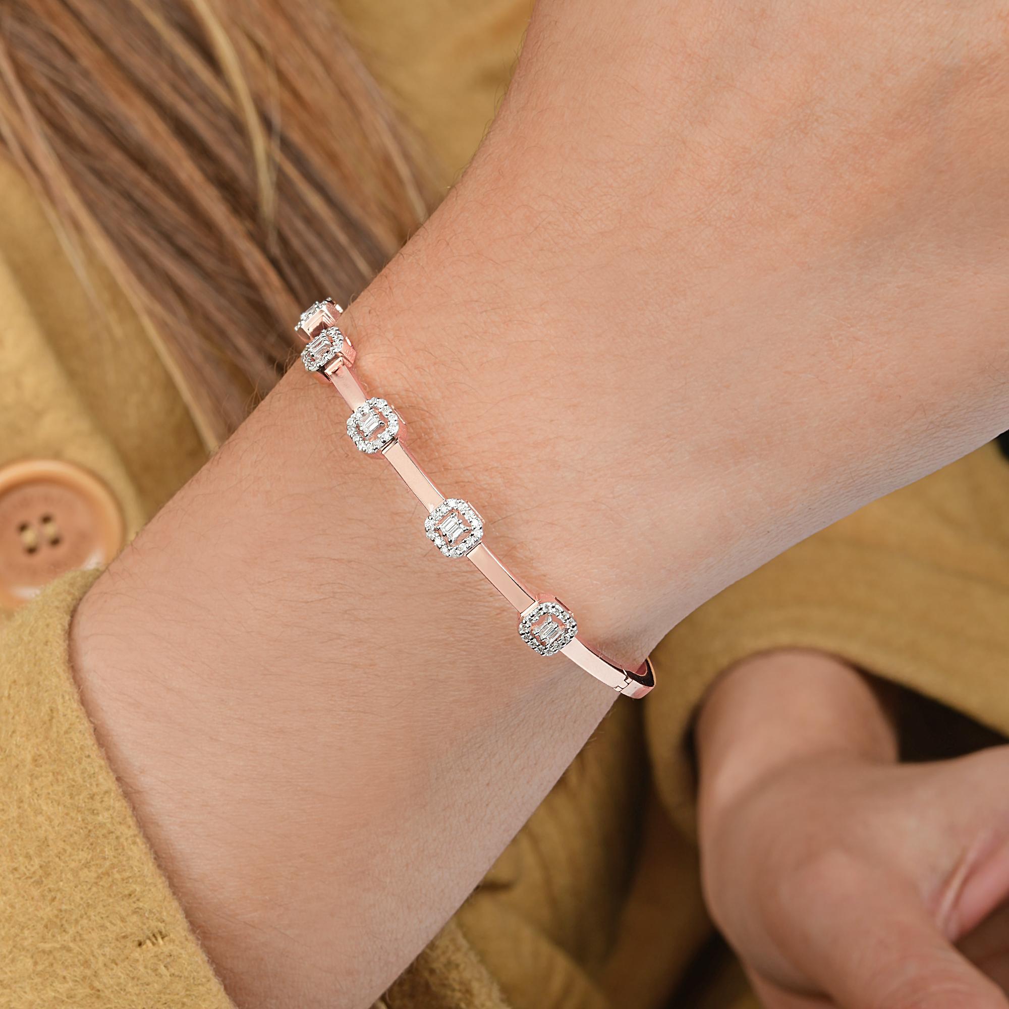 Ce bracelet manchette en diamant baguette rond naturel de 0,47 carat en or rose 14 carats présente une série de cinq étincelants diamants baguettes sertis sur le bracelet. Chaque pièce centrale est entourée d'un halo de diamants. 
Les diamants sont