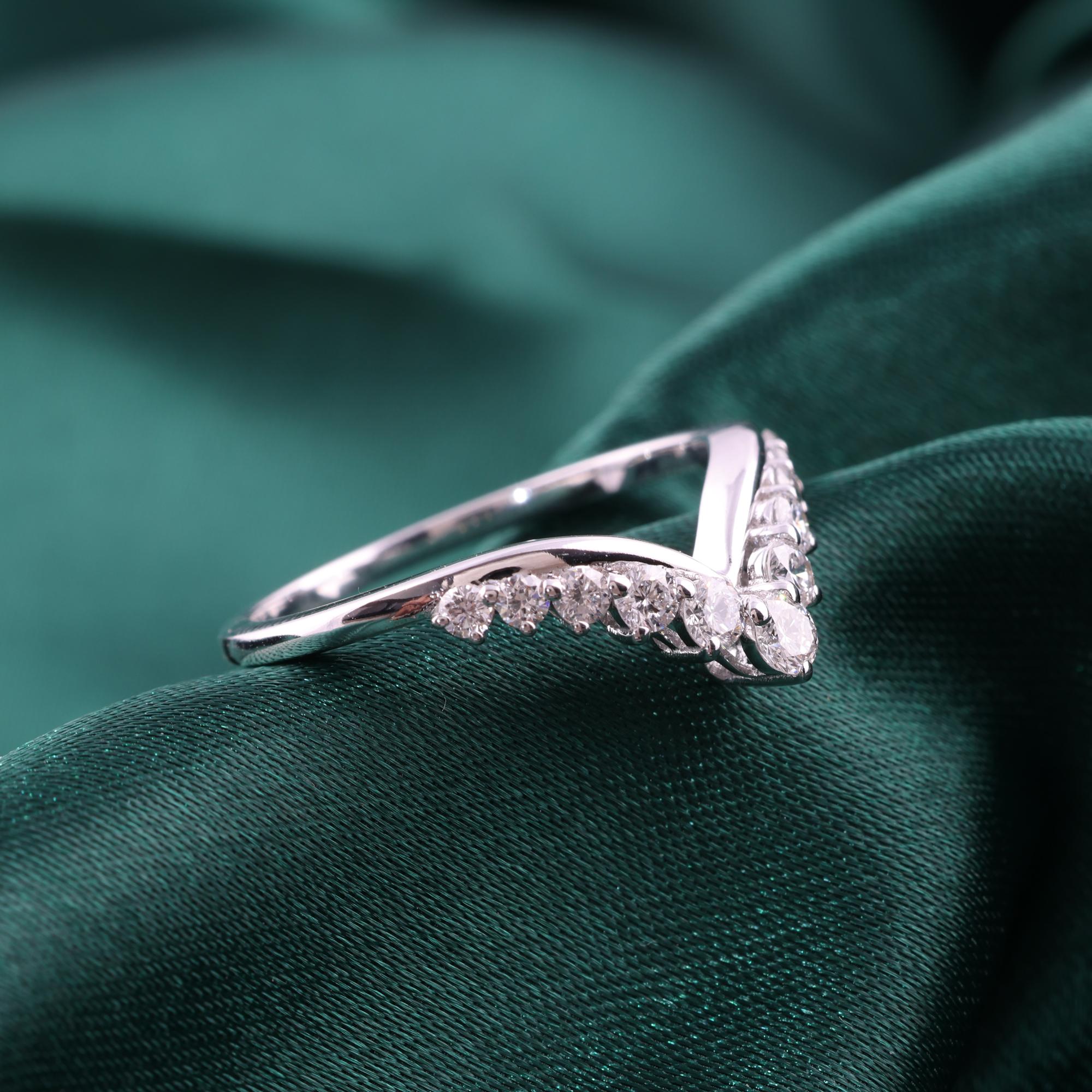 En venta: Anillo natural de diamantes Chevron de 0,47 quilates, claridad SI y color HI, oro blanco de 9 quilates  4