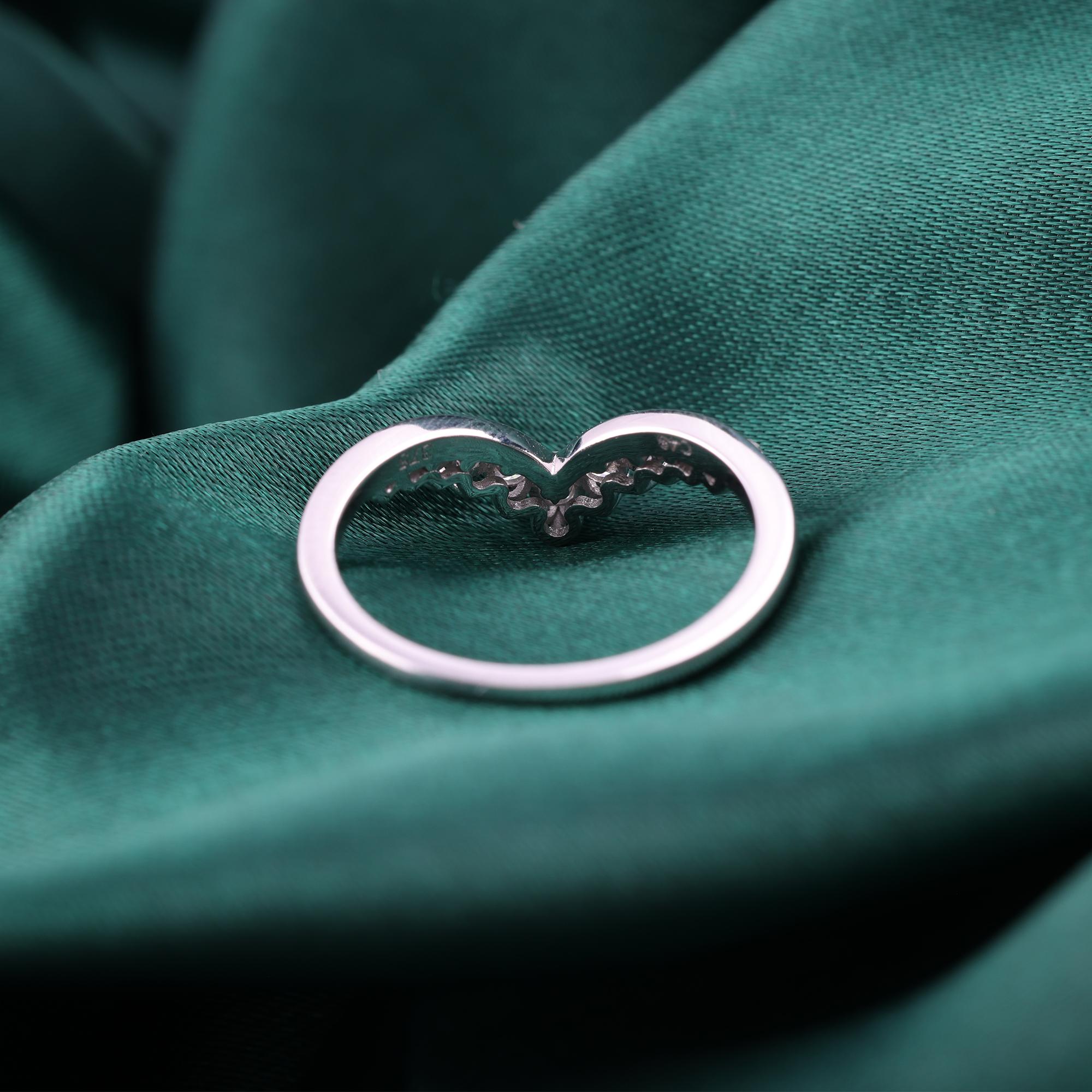 En venta: Anillo natural de diamantes Chevron de 0,47 quilates, claridad SI y color HI, oro blanco de 9 quilates  5