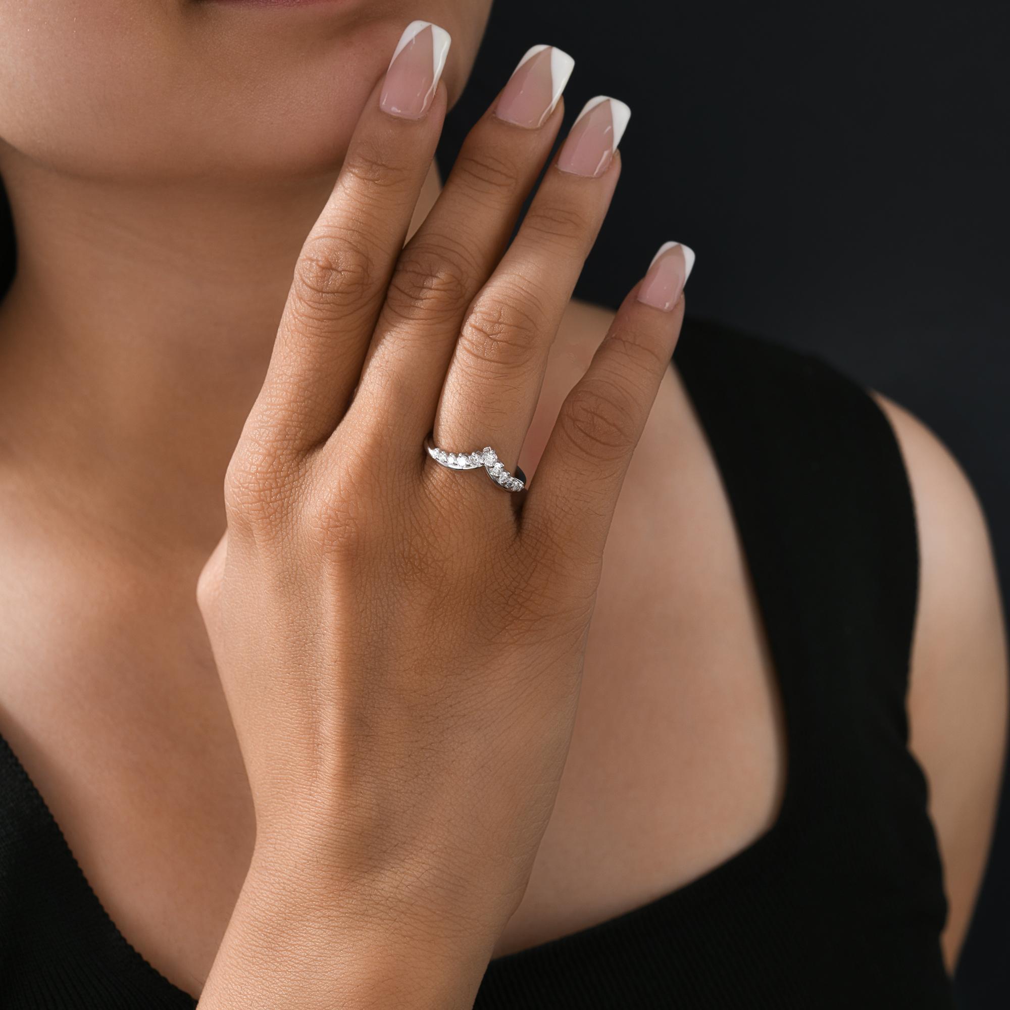 En venta: Anillo natural de diamantes Chevron de 0,47 quilates, claridad SI y color HI, oro blanco de 9 quilates  7