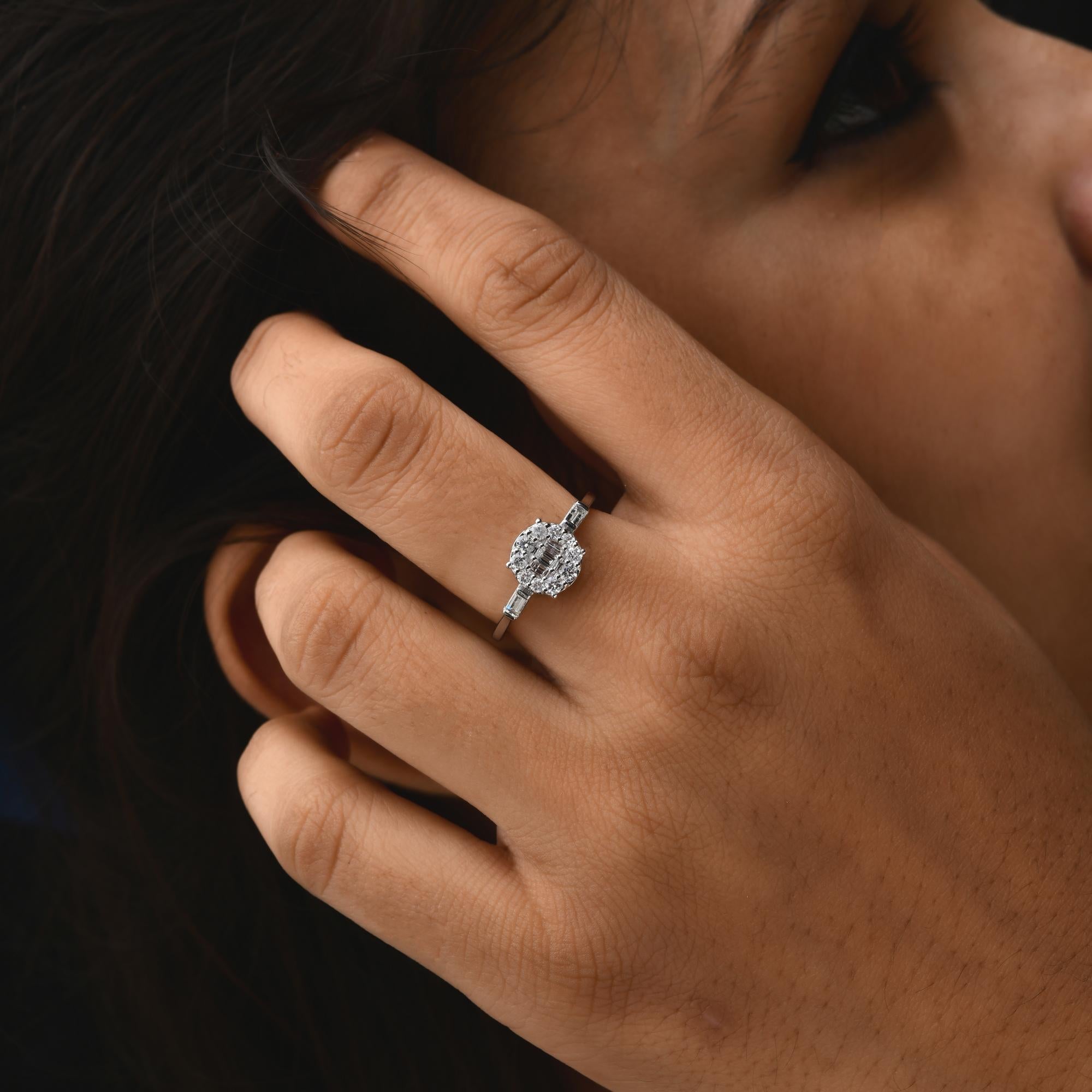 Natürlicher 0,51 Karat Baguette-Diamantring aus 18 Karat Weißgold mit rundem Brillantschliff (Moderne) im Angebot