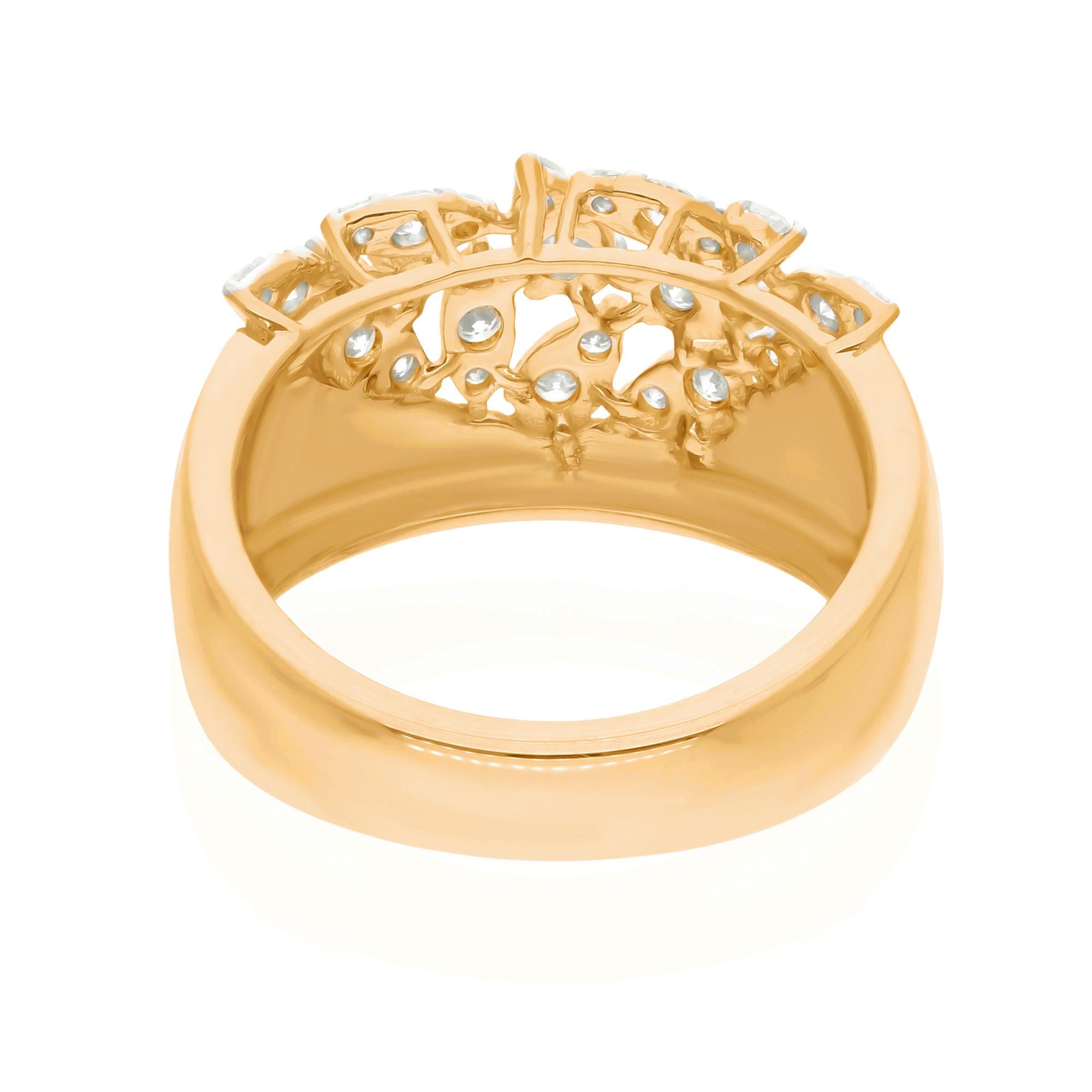 Eingefasst in ein glänzendes Band aus 14 Karat Gelbgold, strahlt dieser Ring Wärme und Raffinesse aus. Der satte Farbton des Goldes ergänzt den Diamanten auf wunderbare Weise und schafft einen harmonischen Kontrast, der den Gesamteindruck des