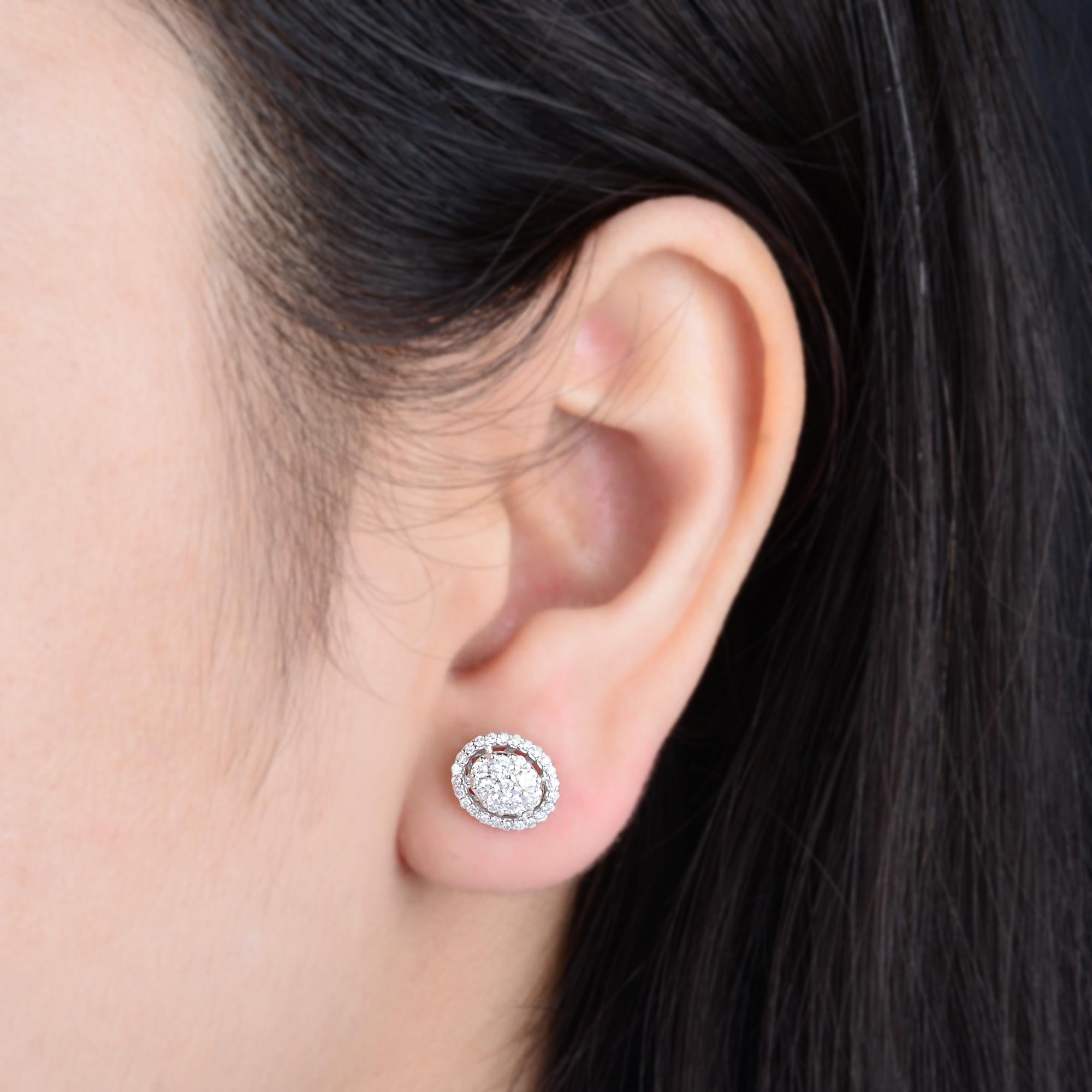 Moderne Clous d'oreilles ovales en or blanc 10 carats et diamants ronds de 0,52 carat en vente