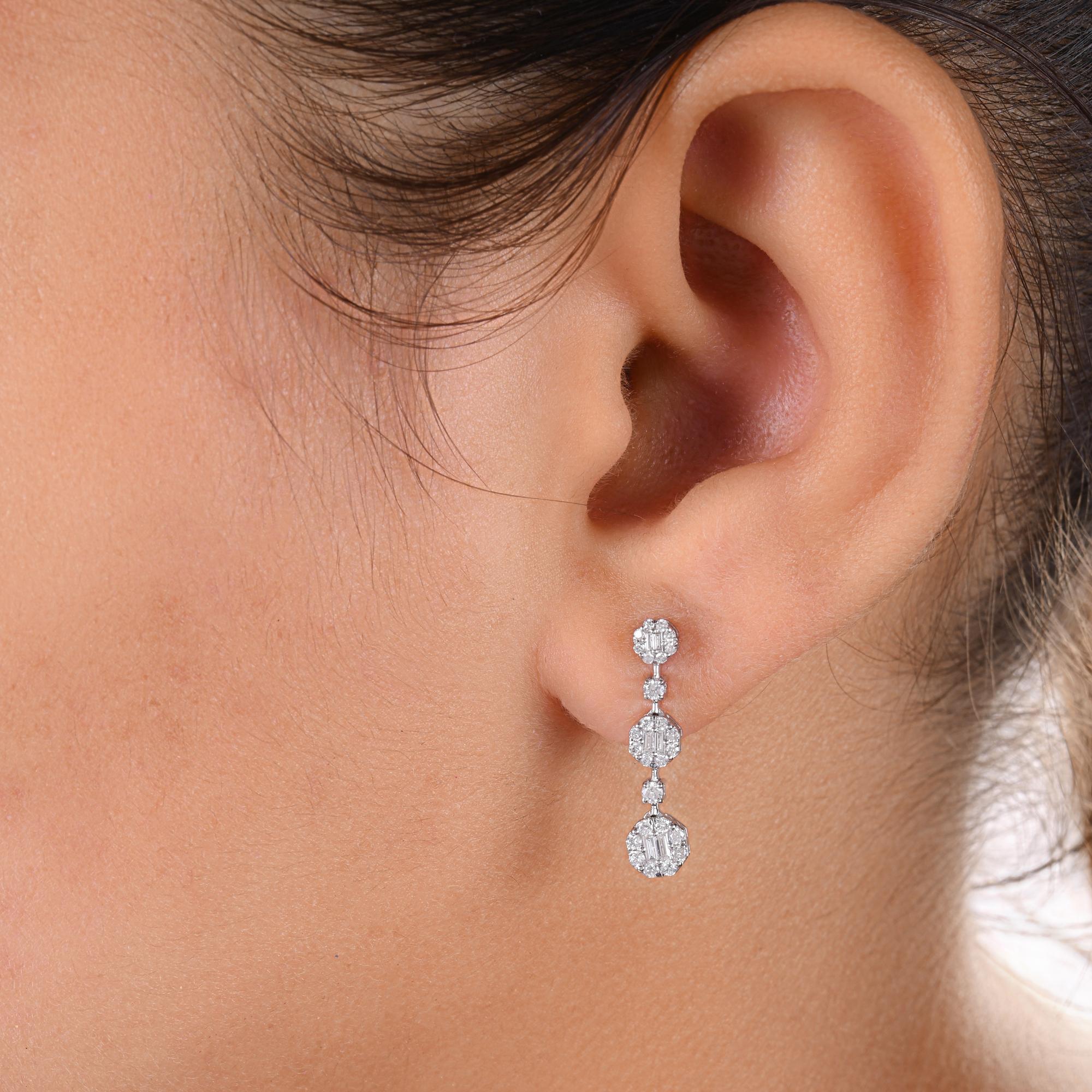 Taille ronde Boucles d'oreilles en or blanc 18 carats avec diamants ronds de 0,54 carat SI/H en vente