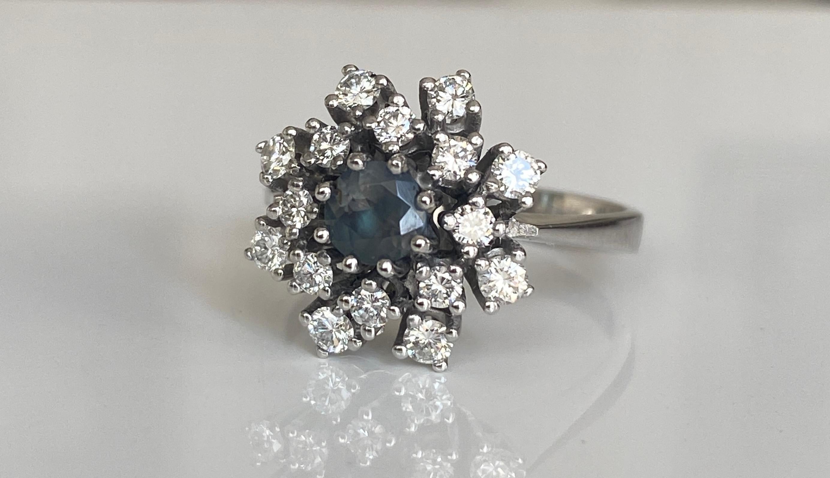 ALGT Certified Natural 0.60 ct Alexandrite & Diamond White Gold Ring In Good Condition For Sale In AMSTERDAM, NL