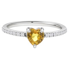 Anillo de oro blanco de 10k con un zafiro amarillo natural en forma de corazón de 0,60 ct y un diamante de 0,11 ct, SI/H
