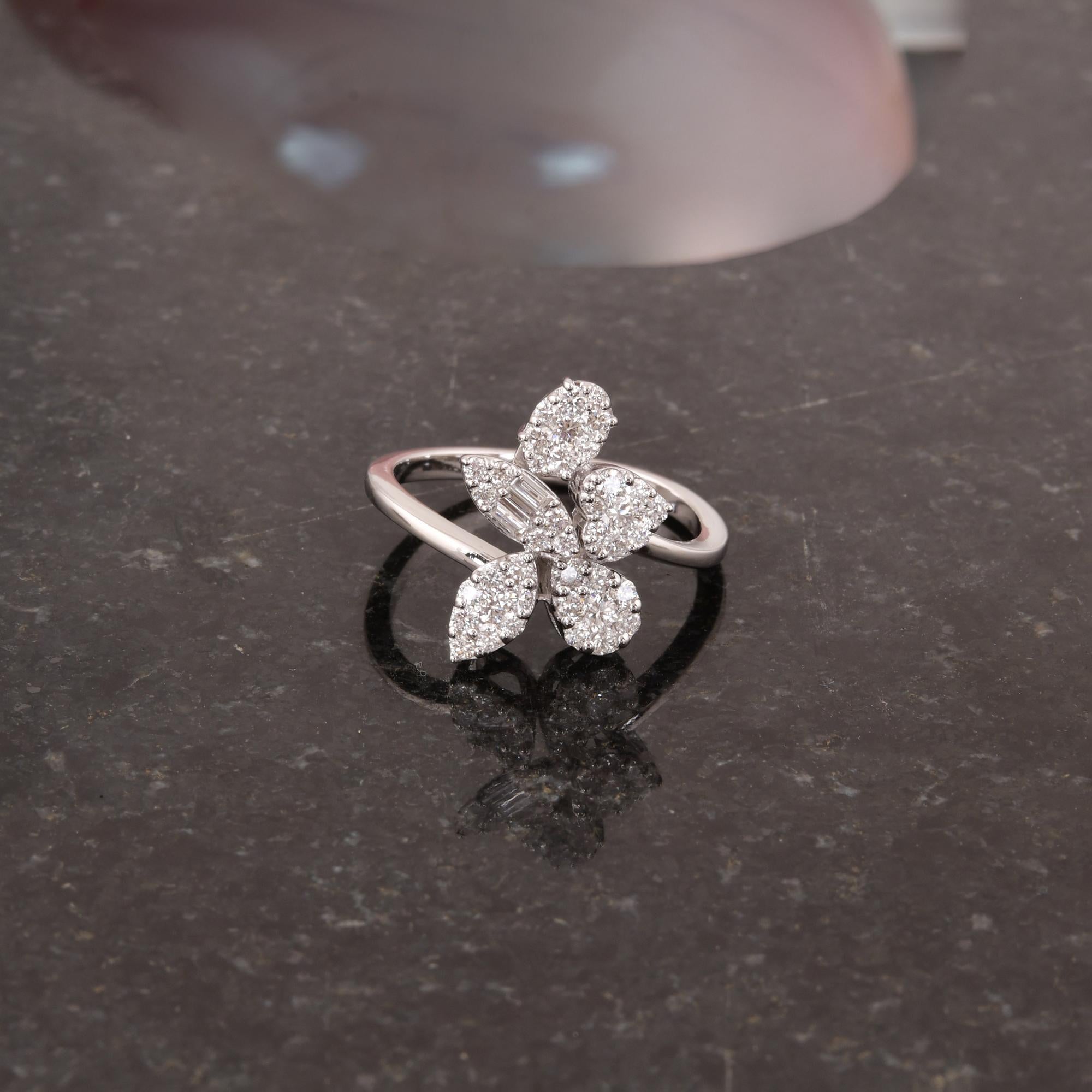 Taglio baguette Anello con diamante baguette naturale da 0,63 carati, purezza SI e colore HI, oro bianco 14 carati in vendita