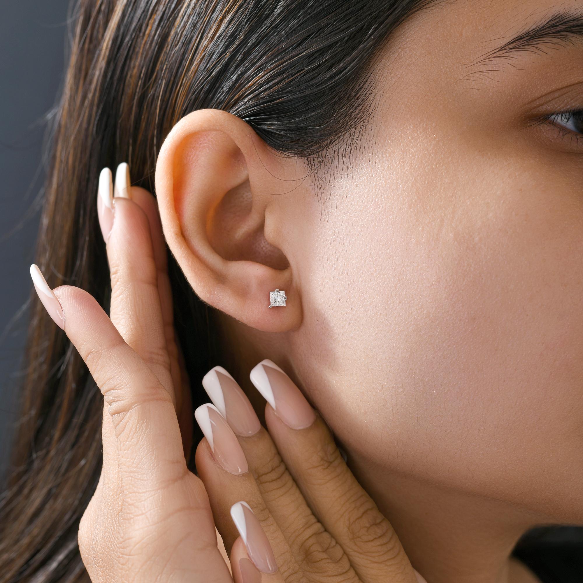 Eleva tu estilo con estos Pendientes Finos de Diamante Natural, exquisitamente elaborados en Oro Blanco de 9 Kilates. Con 0,63 quilates de brillantes diamantes naturales, cada piedra está engastada a mano para maximizar el brillo y la