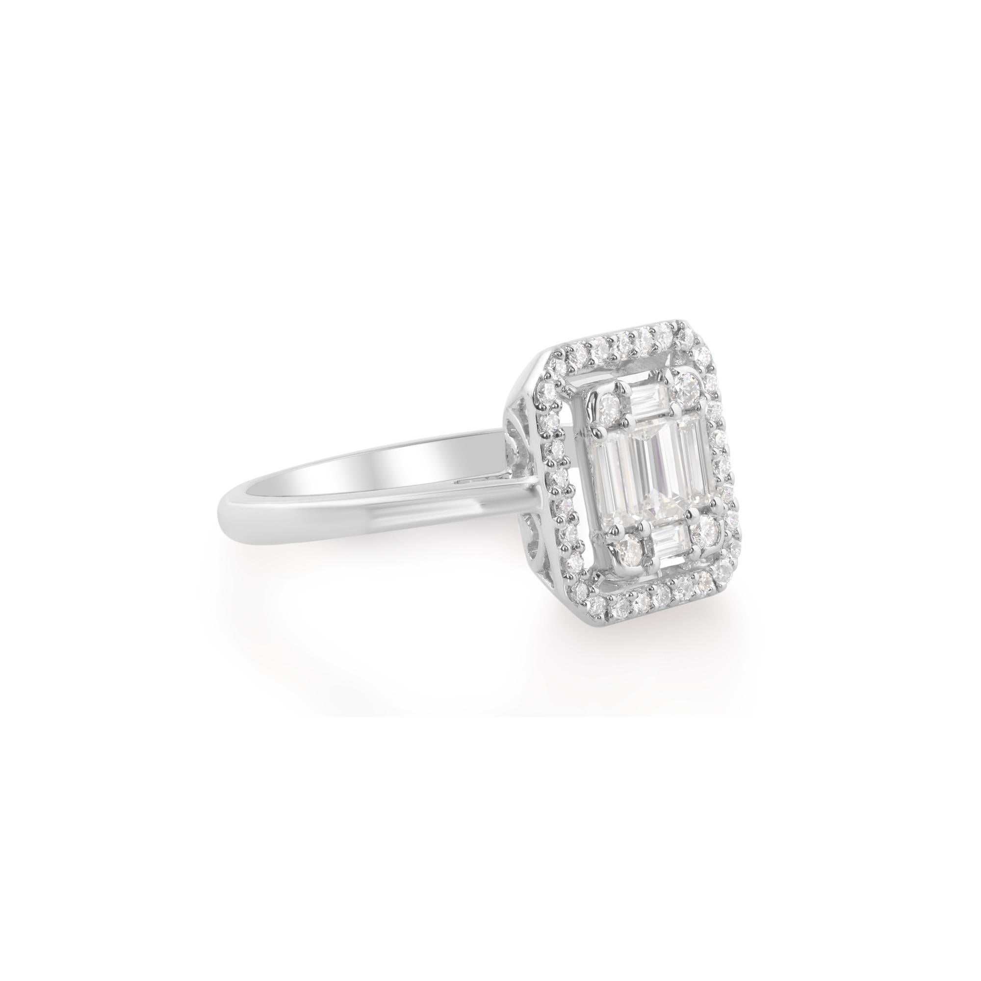 Der zentrale Baguette-Diamant ist der Inbegriff von Eleganz und strahlt mit seiner länglichen Form und außergewöhnlichen Klarheit Brillanz und Raffinesse aus. Seine faszinierende Schönheit wird durch die makellose Weißgoldfassung noch verstärkt, die