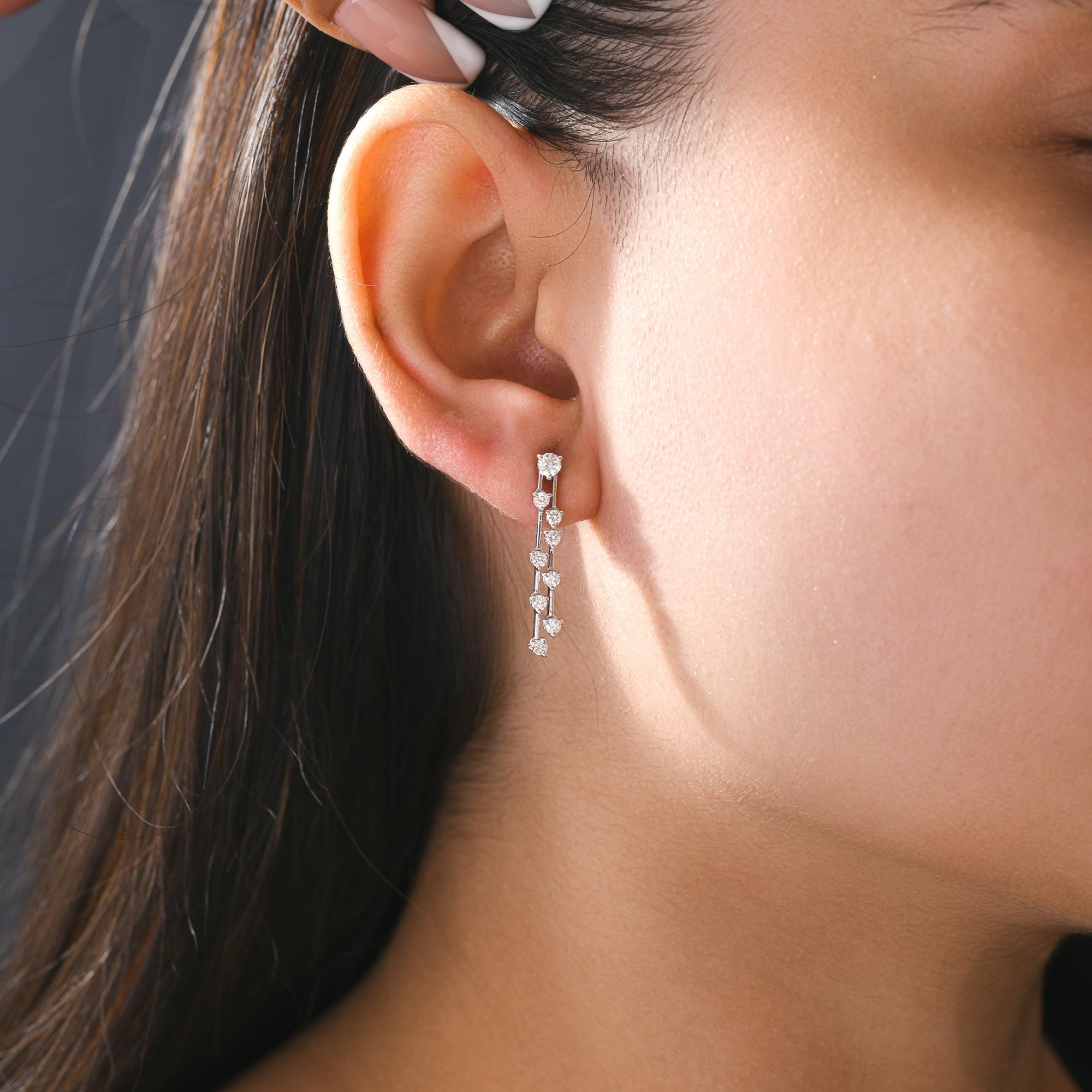 Verleihen Sie Ihrem Look einen Hauch von klassischem Glanz mit diesen natürlichen Diamantohrringen, die in wunderschöner Handarbeit aus 9 Karat Weißgold gefertigt wurden. Das Design präsentiert 0,67 Karat natürliche Diamanten, die sorgfältig gefasst