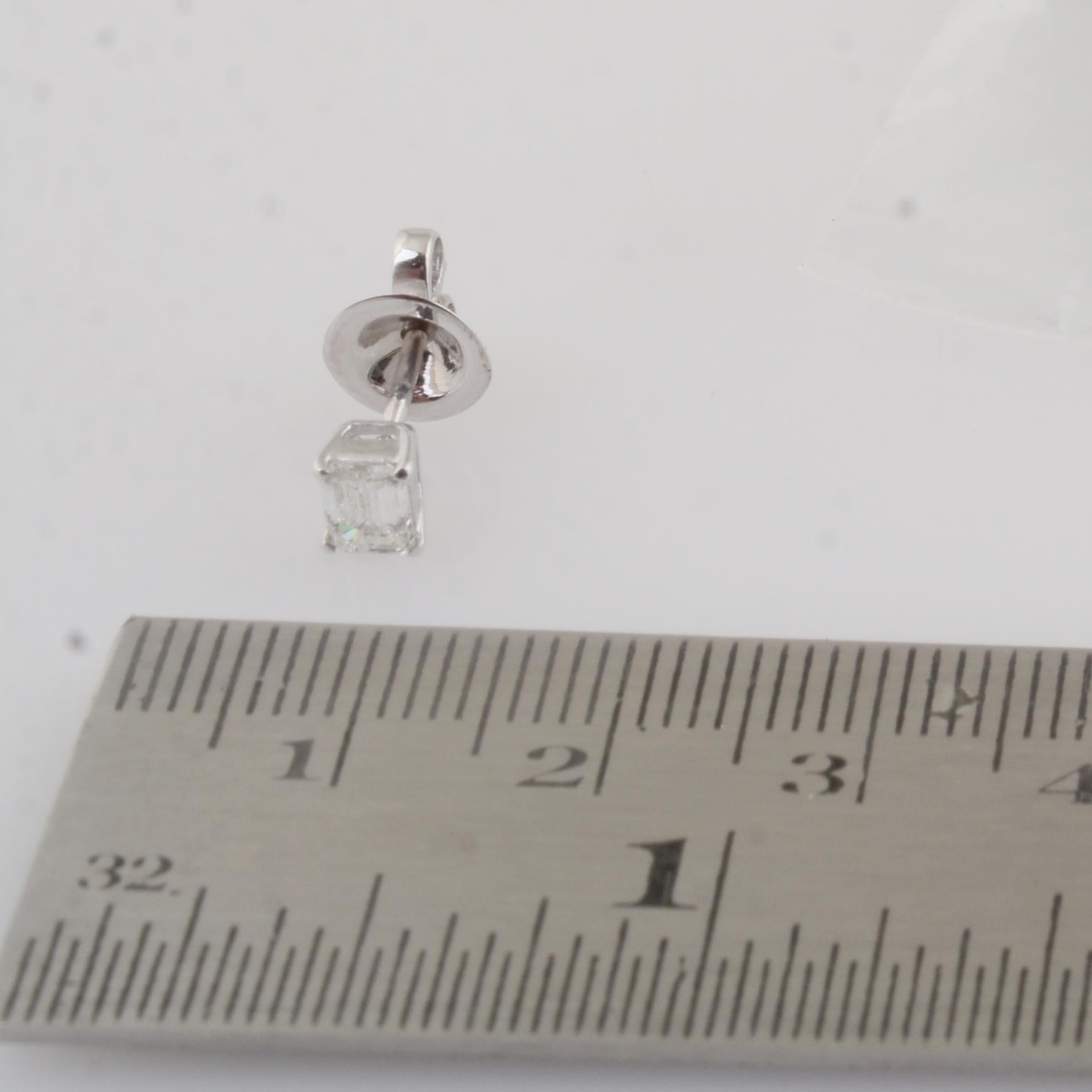 Taille émeraude Clous d'oreilles en diamant émeraude naturel de 0,68 carat en or blanc massif 18 carats en vente