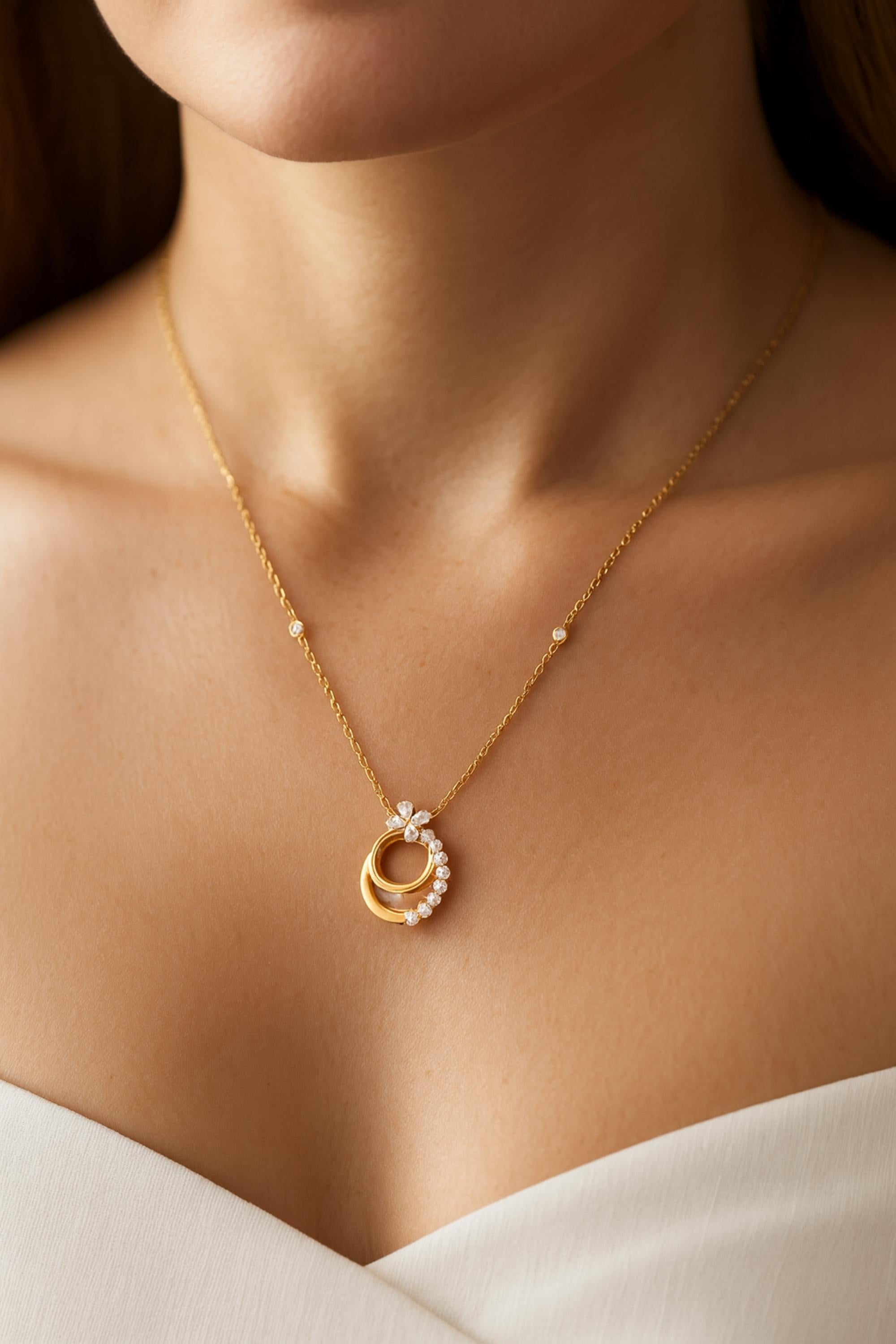 Questa collana a catena Circle Vine in oro giallo 18 carati con diamante naturale da 0,7 carati SI/H è caratterizzata da un cerchio sovrapposto realizzato con filo d'oro, tempestato da un delicato fiore di diamante sulla parte superiore e da